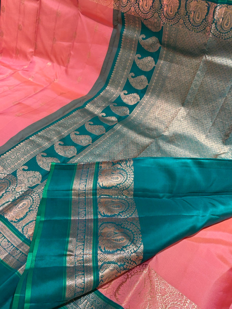 Coral Pink Colour Leela Verse Pure Kanchipuram Silk Saree with Teal Blue Contrast NSSL10