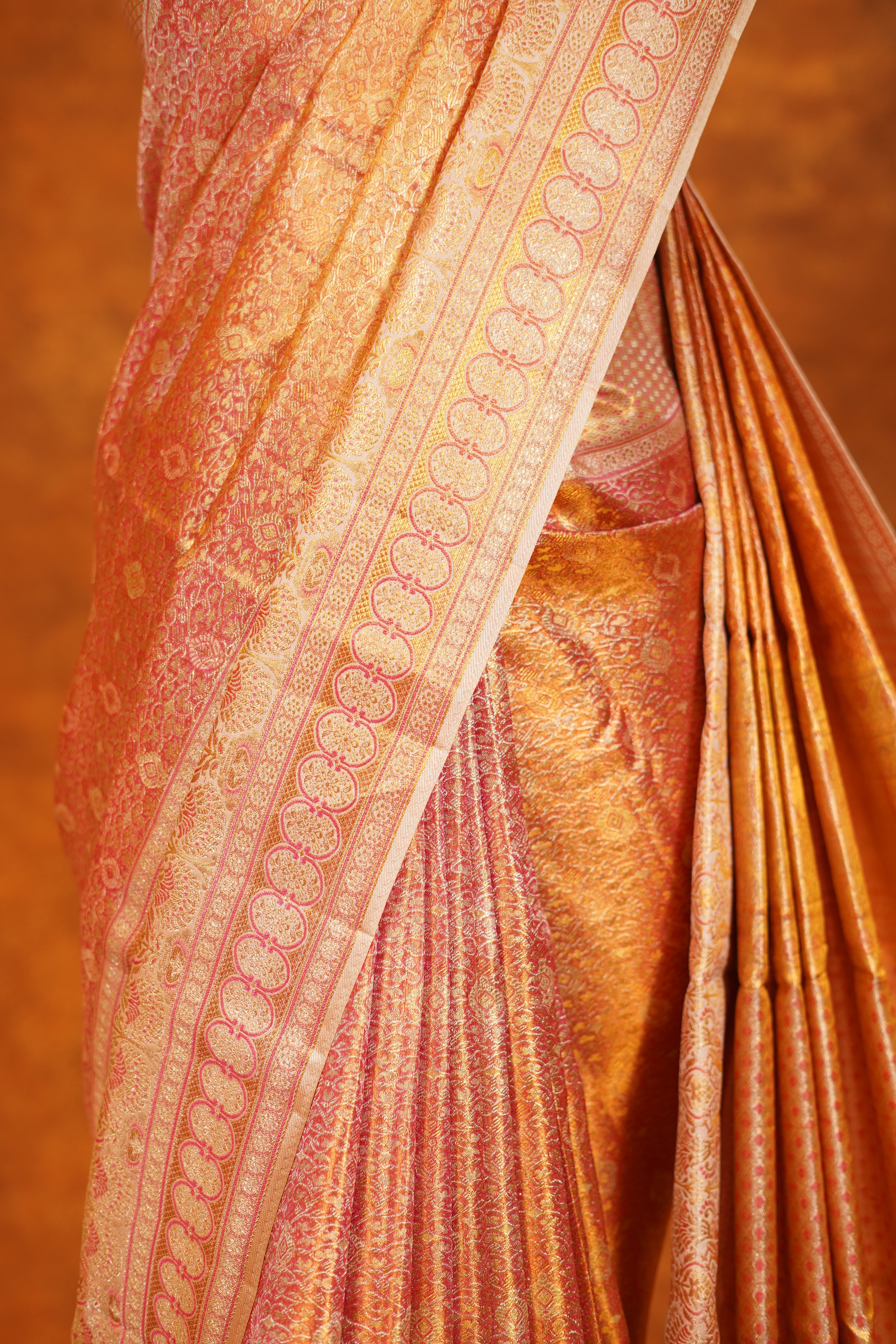 ಬಹುಬಣ್ಣದ ಚೆಕ್ಗಳು ಮತ್ತು ನೇರಳೆ ಚಿನ್ನದ ಜರಿ ಅಂಚು ಹೊಂದಿರುವ ಶುದ್ಧ ಕಾಂಜೀವರಂ ರೇಷ್ಮೆ ಸೀರೆ