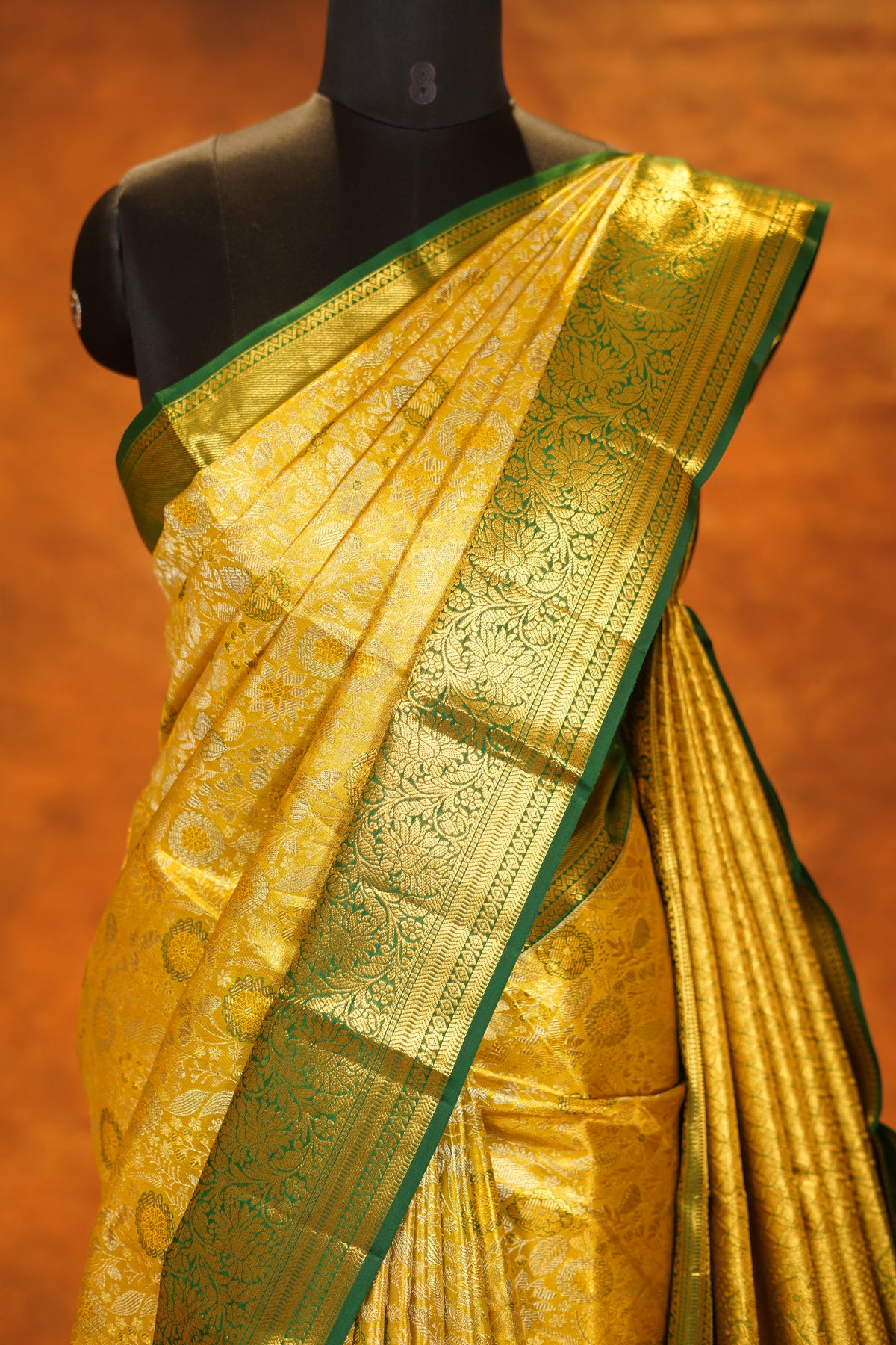 ಬಹುಬಣ್ಣದ ಚೆಕ್ಗಳು ಮತ್ತು ನೇರಳೆ ಚಿನ್ನದ ಜರಿ ಅಂಚು ಹೊಂದಿರುವ ಶುದ್ಧ ಕಾಂಜೀವರಂ ರೇಷ್ಮೆ ಸೀರೆ