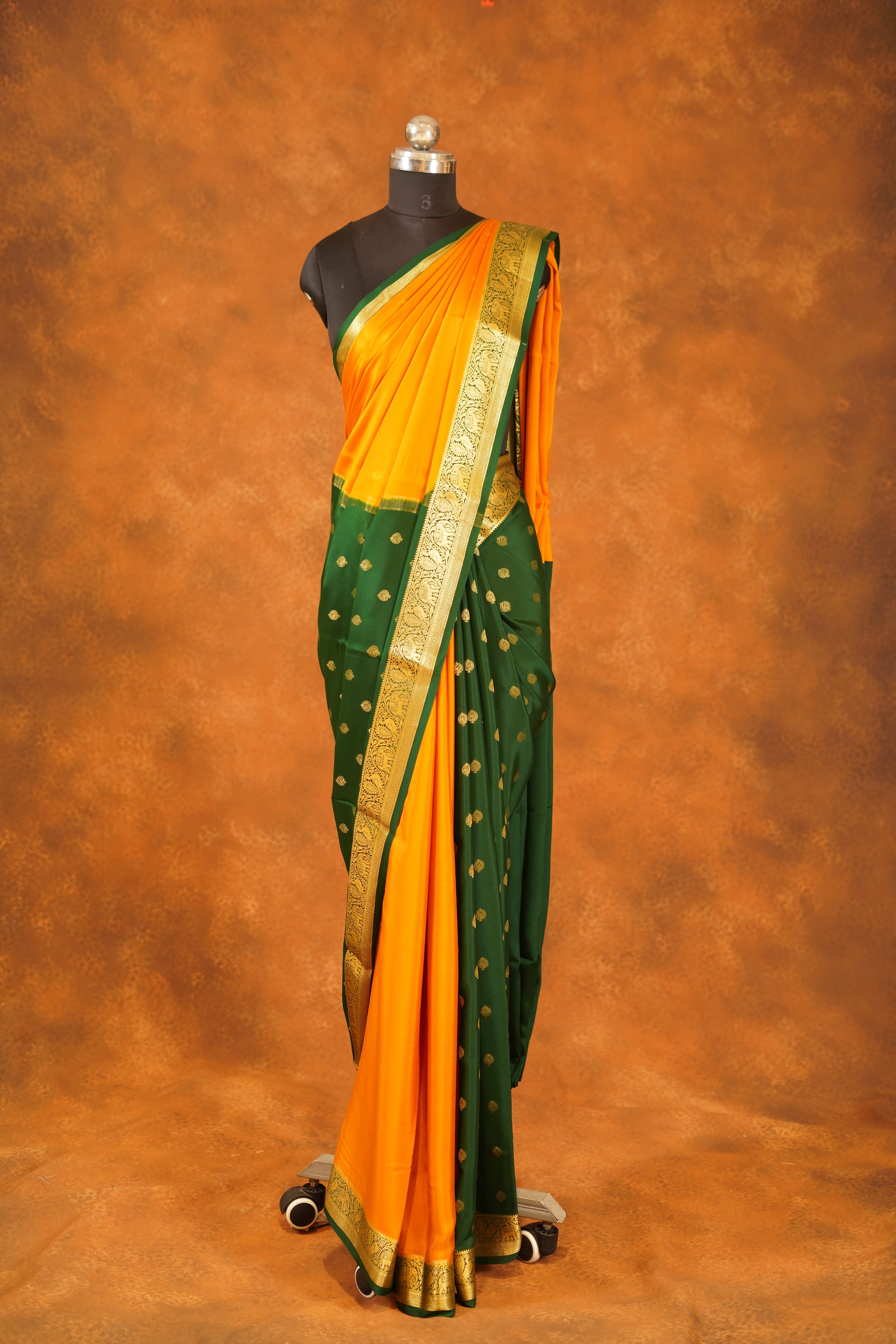 ಬಹುಬಣ್ಣದ ಚೆಕ್ಗಳು ಮತ್ತು ನೇರಳೆ ಚಿನ್ನದ ಜರಿ ಅಂಚು ಹೊಂದಿರುವ ಶುದ್ಧ ಕಾಂಜೀವರಂ ರೇಷ್ಮೆ ಸೀರೆ