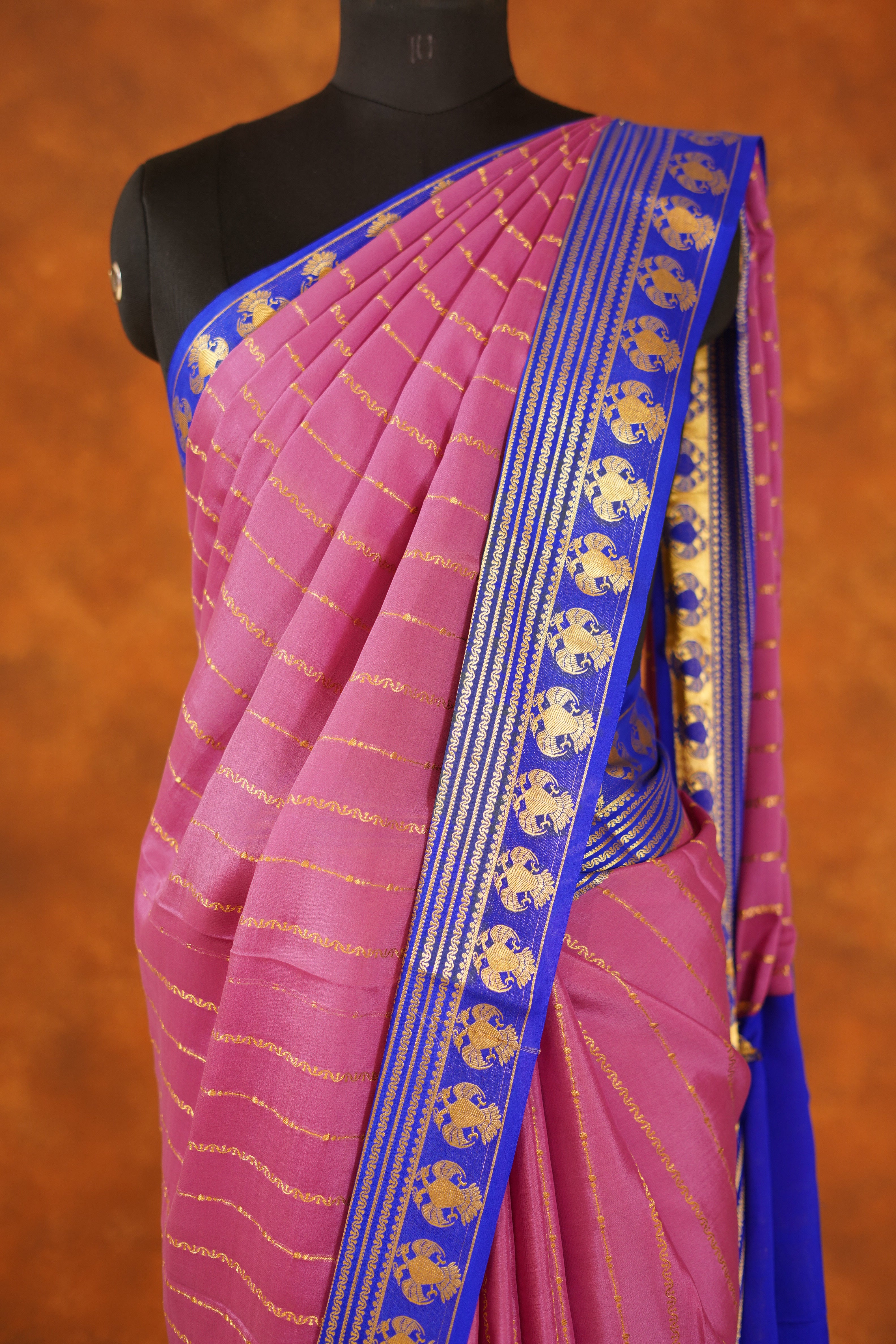 ಬಹುಬಣ್ಣದ ಚೆಕ್ಗಳು ಮತ್ತು ನೇರಳೆ ಚಿನ್ನದ ಜರಿ ಅಂಚು ಹೊಂದಿರುವ ಶುದ್ಧ ಕಾಂಜೀವರಂ ರೇಷ್ಮೆ ಸೀರೆ