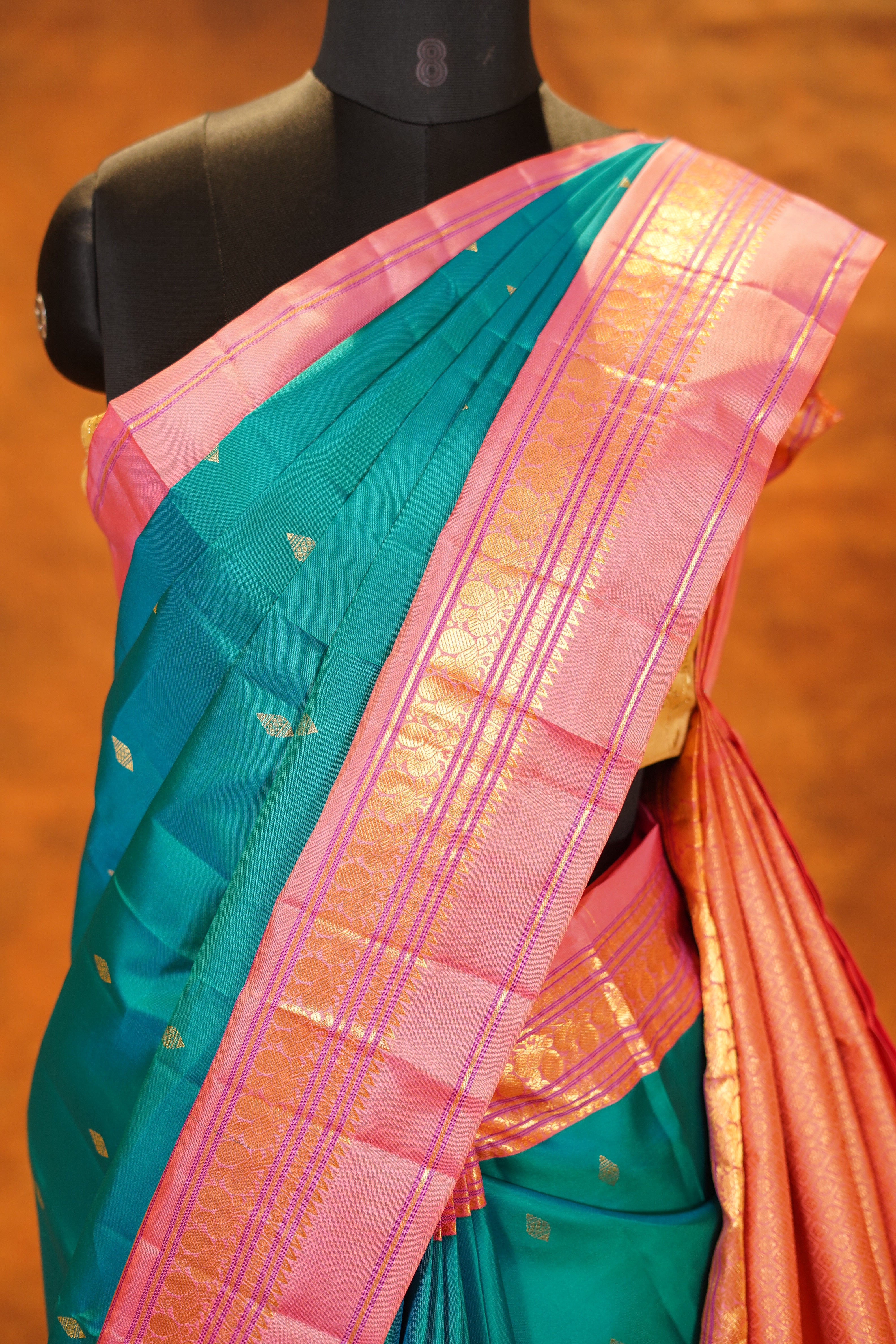Rama Green Colour Pure Kanjivaram Silk Saree with Light Peach contrast