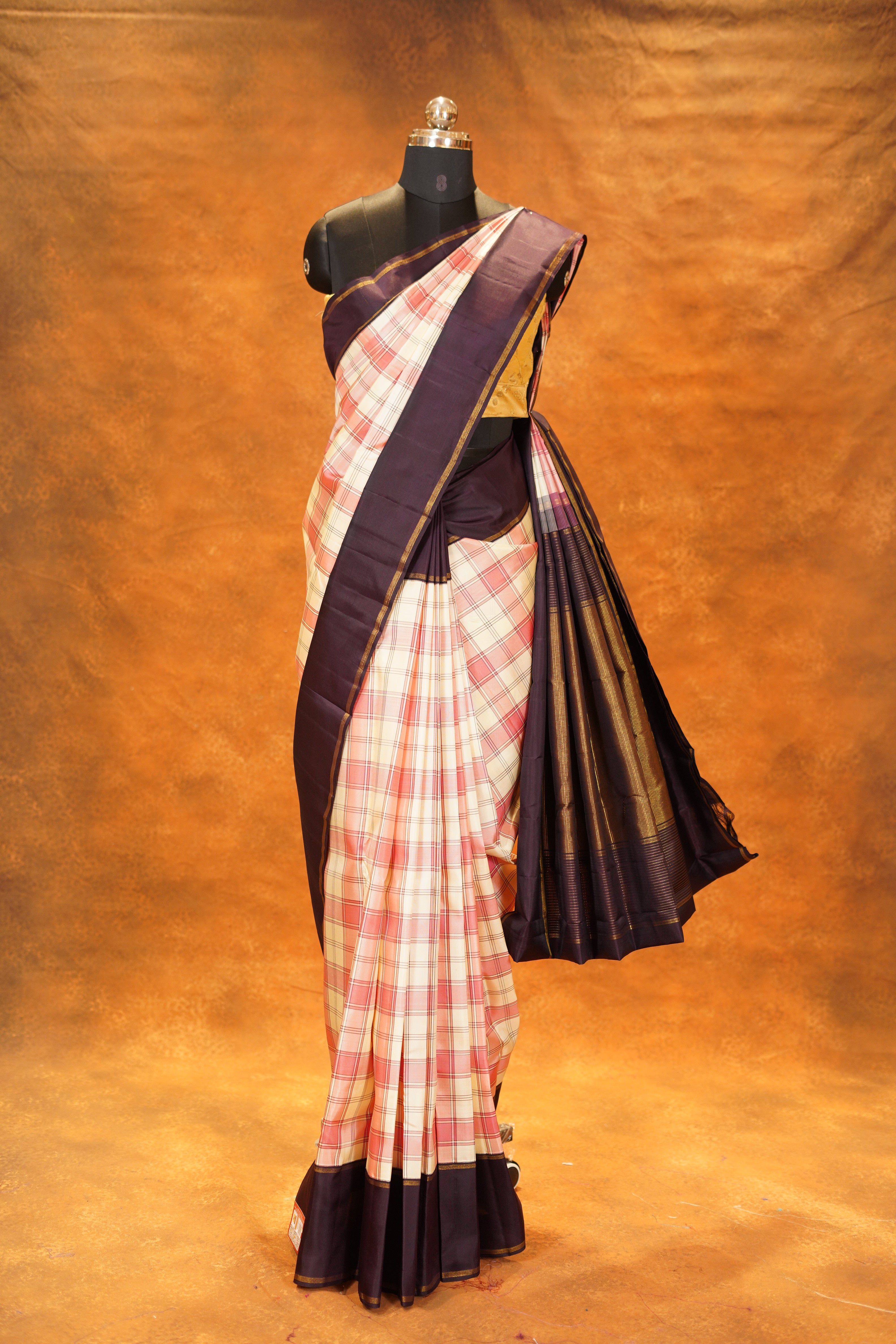 ಬಹುಬಣ್ಣದ ಚೆಕ್ಗಳು ಮತ್ತು ನೇರಳೆ ಚಿನ್ನದ ಜರಿ ಅಂಚು ಹೊಂದಿರುವ ಶುದ್ಧ ಕಾಂಜೀವರಂ ರೇಷ್ಮೆ ಸೀರೆ