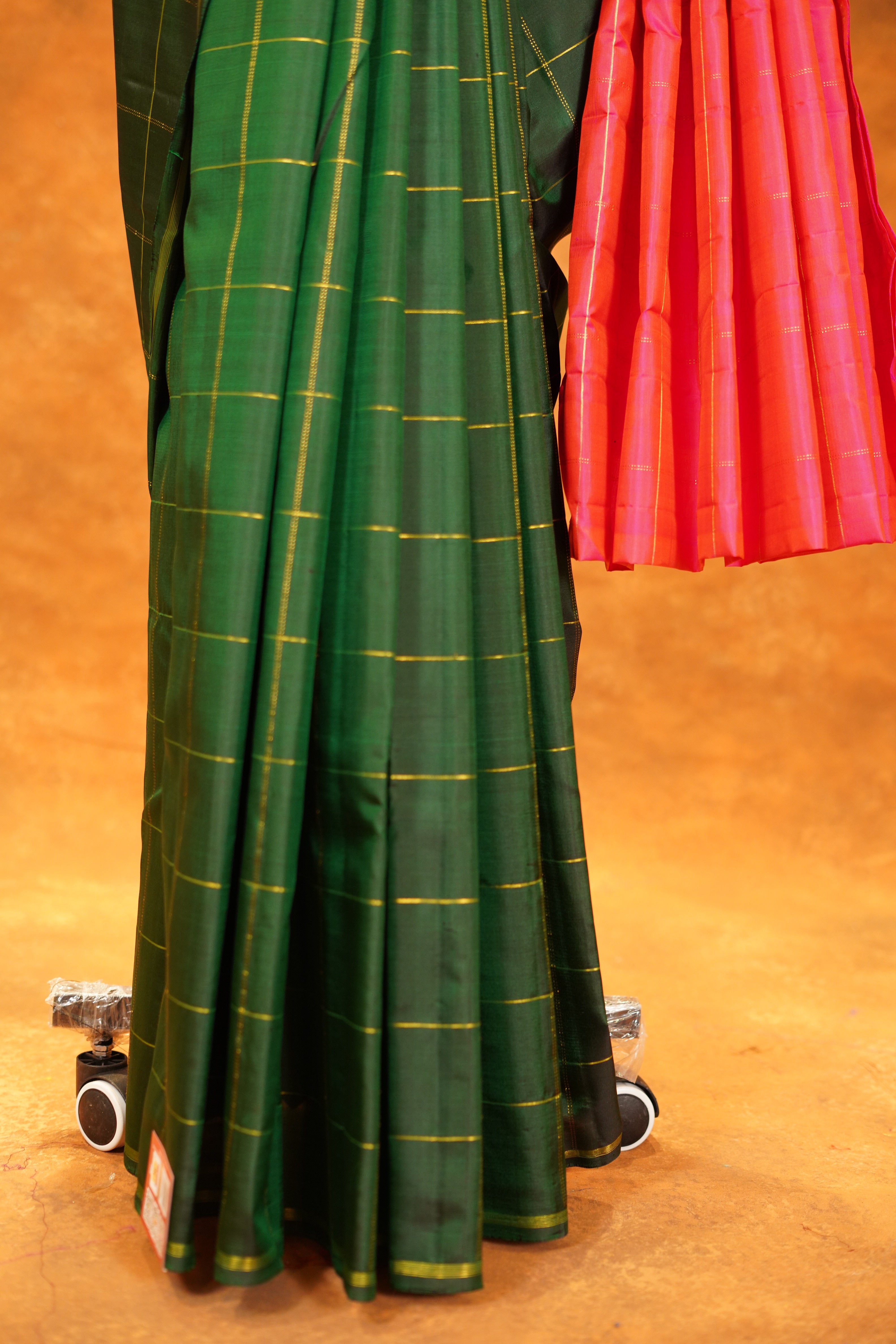 Bottle Green Colour Checked Pure Kanjivaram Silk Saree with Pink contrast Pallu
