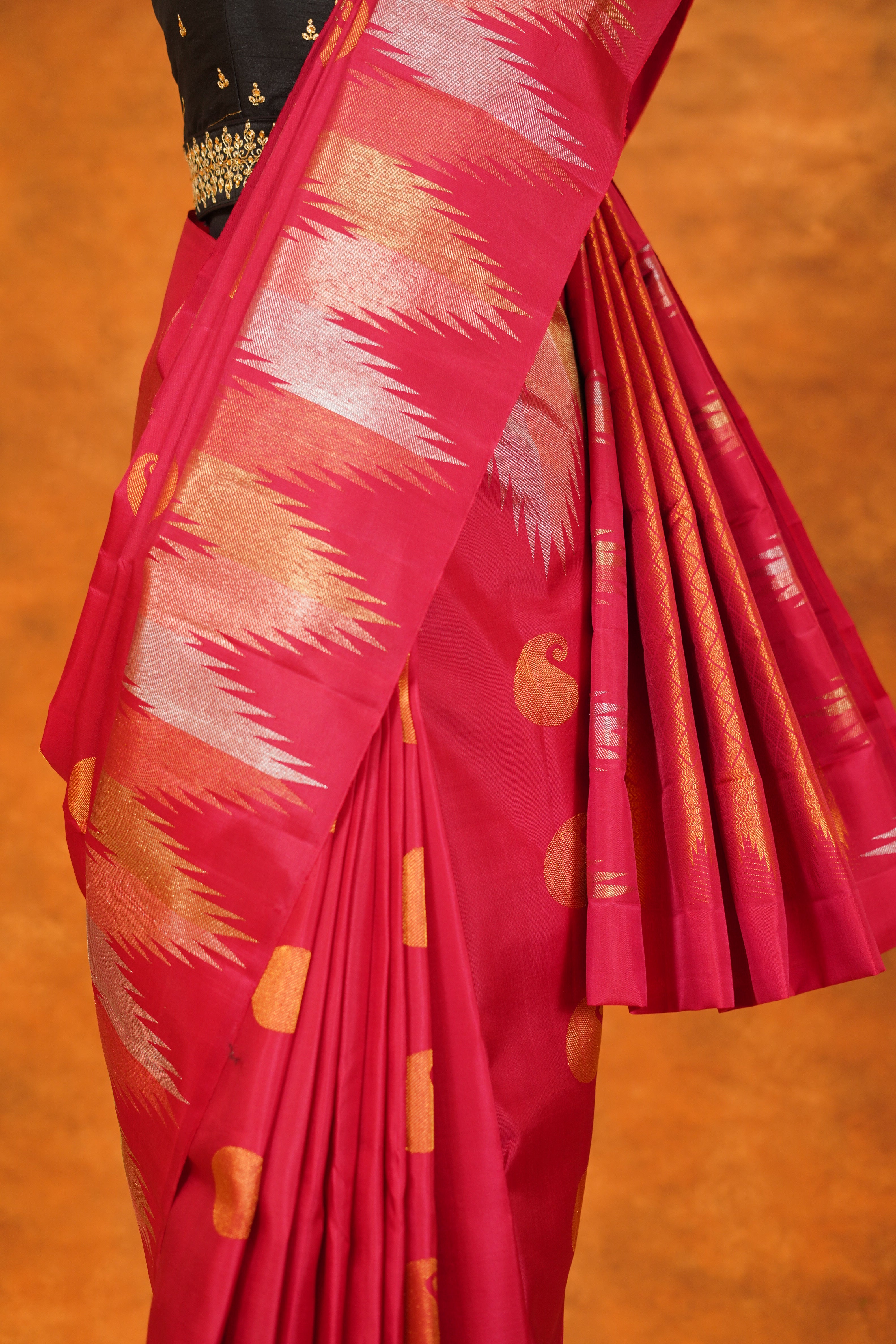 Rich Red colour pure Kanjivaram Silk Saree with Zigzag Temple Border