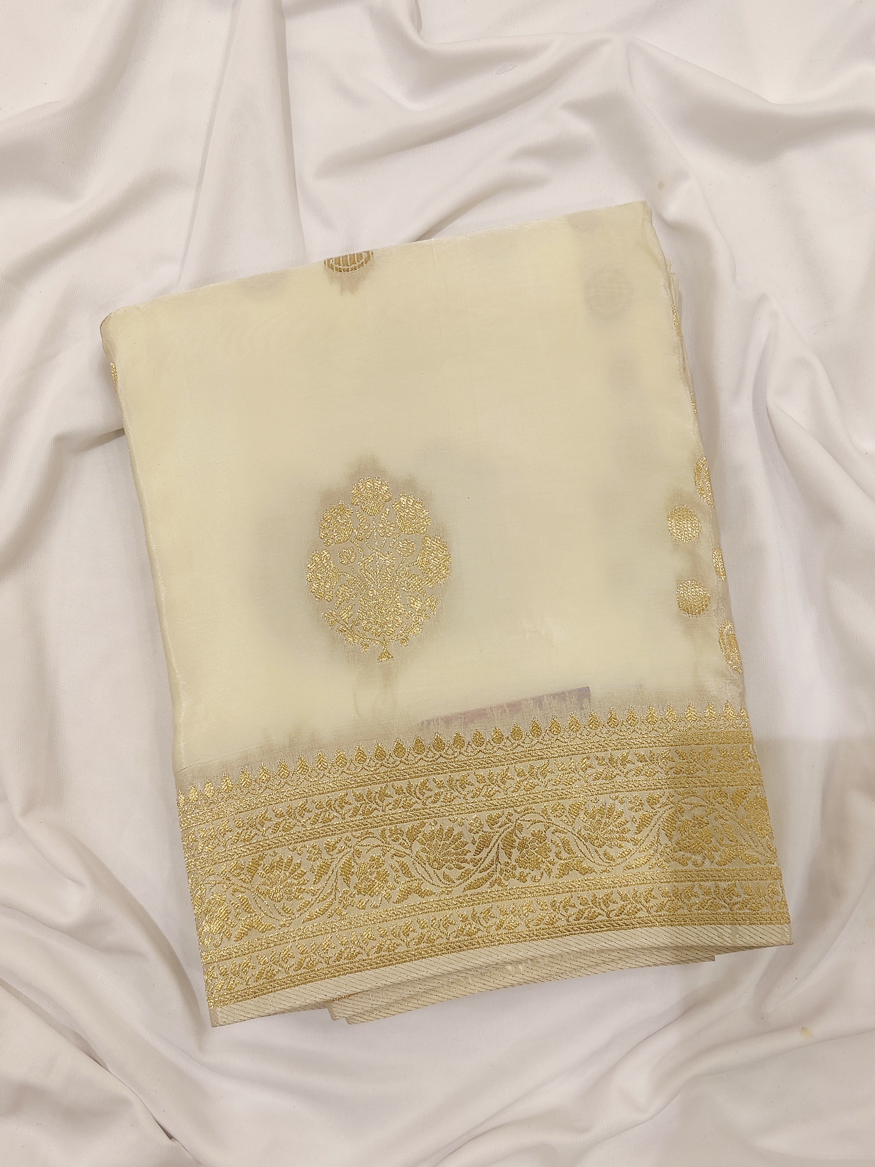 Milk White Raw Silk Saree – Graceful Elegance in Minimalist Style