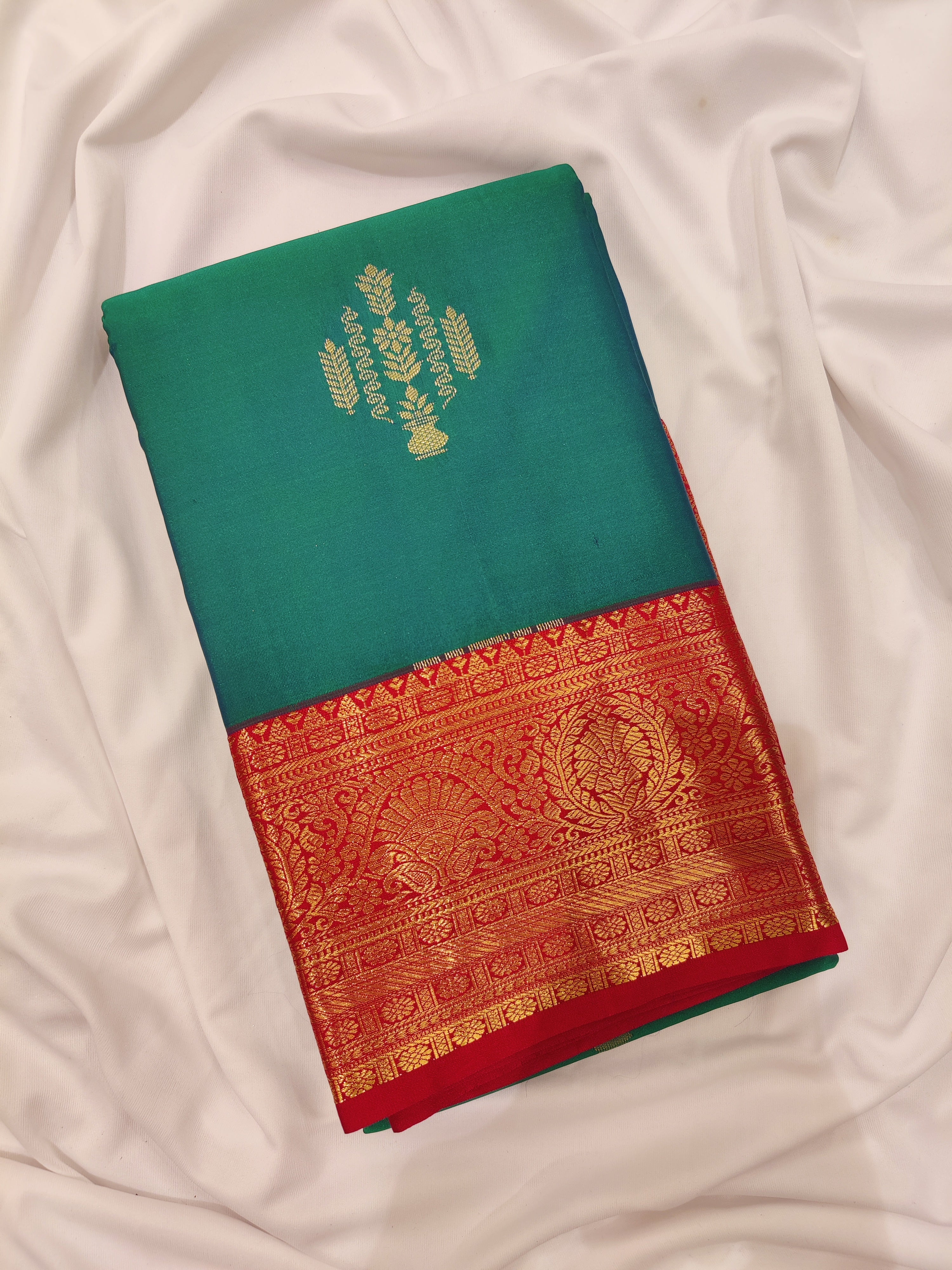 Green Saree with Red Border – Traditional Charm and Timeless Elegance - New Sudarshan Silks`
