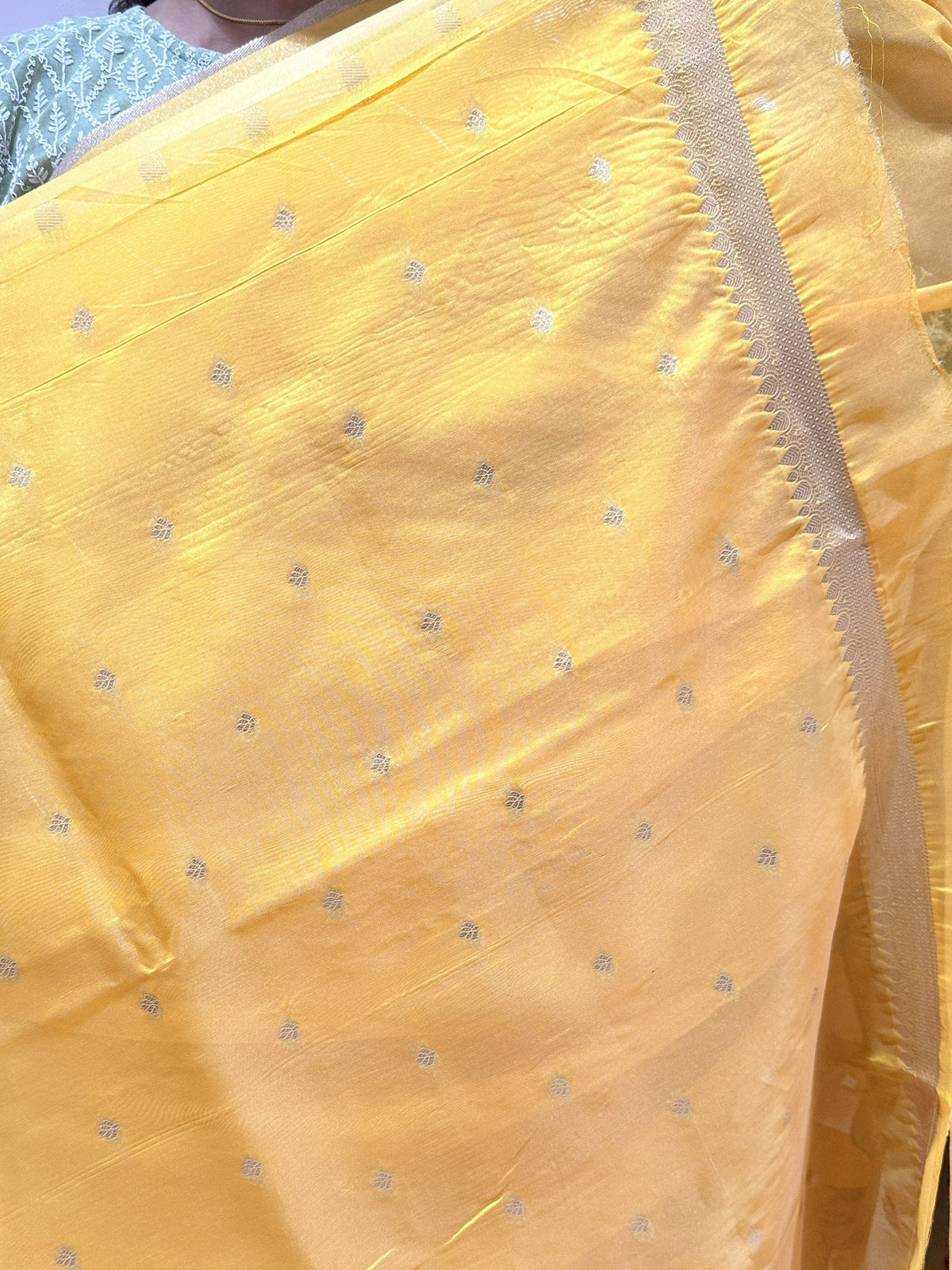 ಬಹುಬಣ್ಣದ ಚೆಕ್‌ಗಳು ಮತ್ತು ನೇರಳೆ ಚಿನ್ನದ ಜರಿ ಅಂಚು ಹೊಂದಿರುವ ಶುದ್ಧ ಕಾಂಜೀವರಂ ರೇಷ್ಮೆ ಸೀರೆ