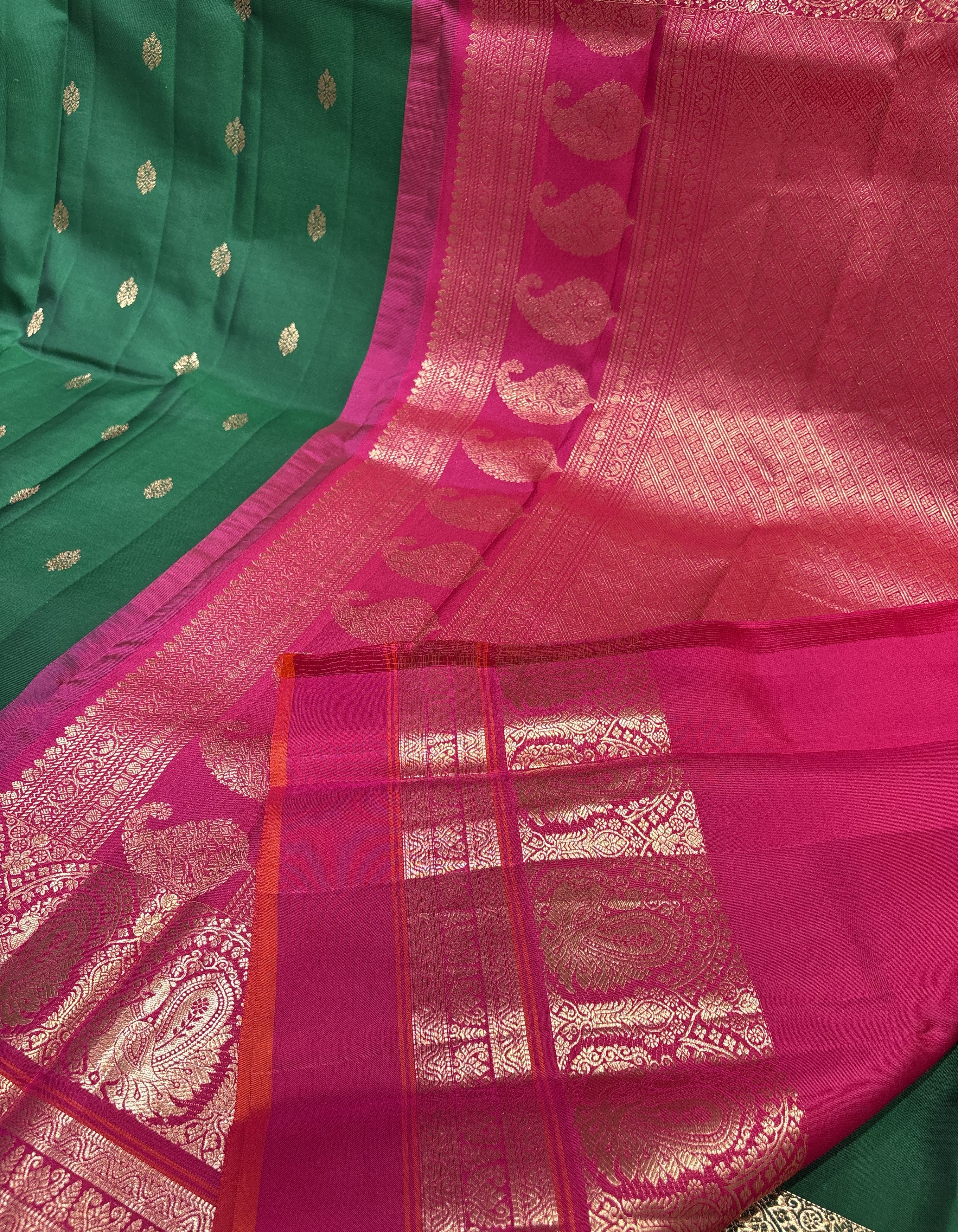 Exquisite Bottle Green Pure Kanjivaram Silk Saree with Magenta Pink Contrast