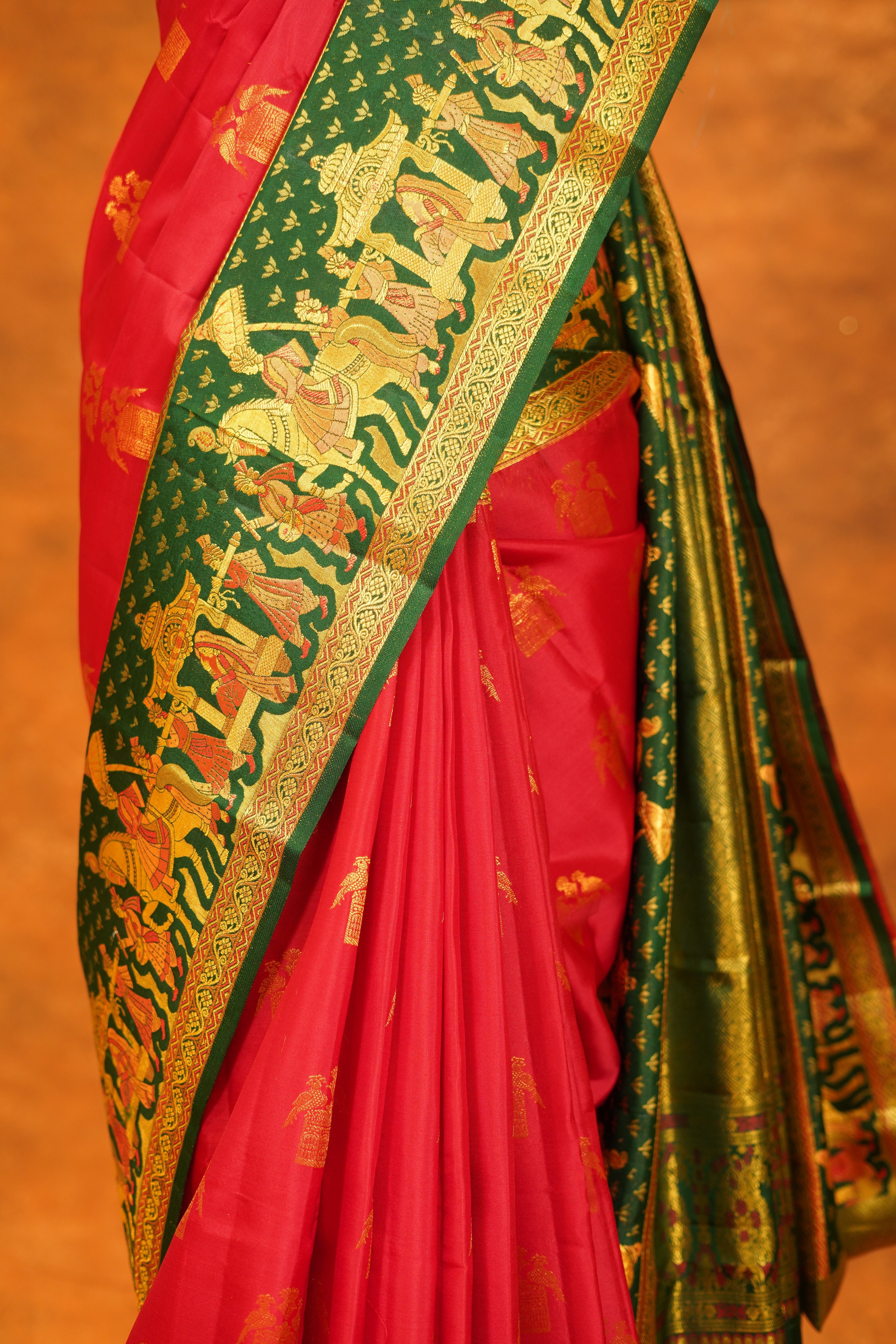 ಬಹುಬಣ್ಣದ ಚೆಕ್‌ಗಳು ಮತ್ತು ನೇರಳೆ ಚಿನ್ನದ ಜರಿ ಅಂಚು ಹೊಂದಿರುವ ಶುದ್ಧ ಕಾಂಜೀವರಂ ರೇಷ್ಮೆ ಸೀರೆ