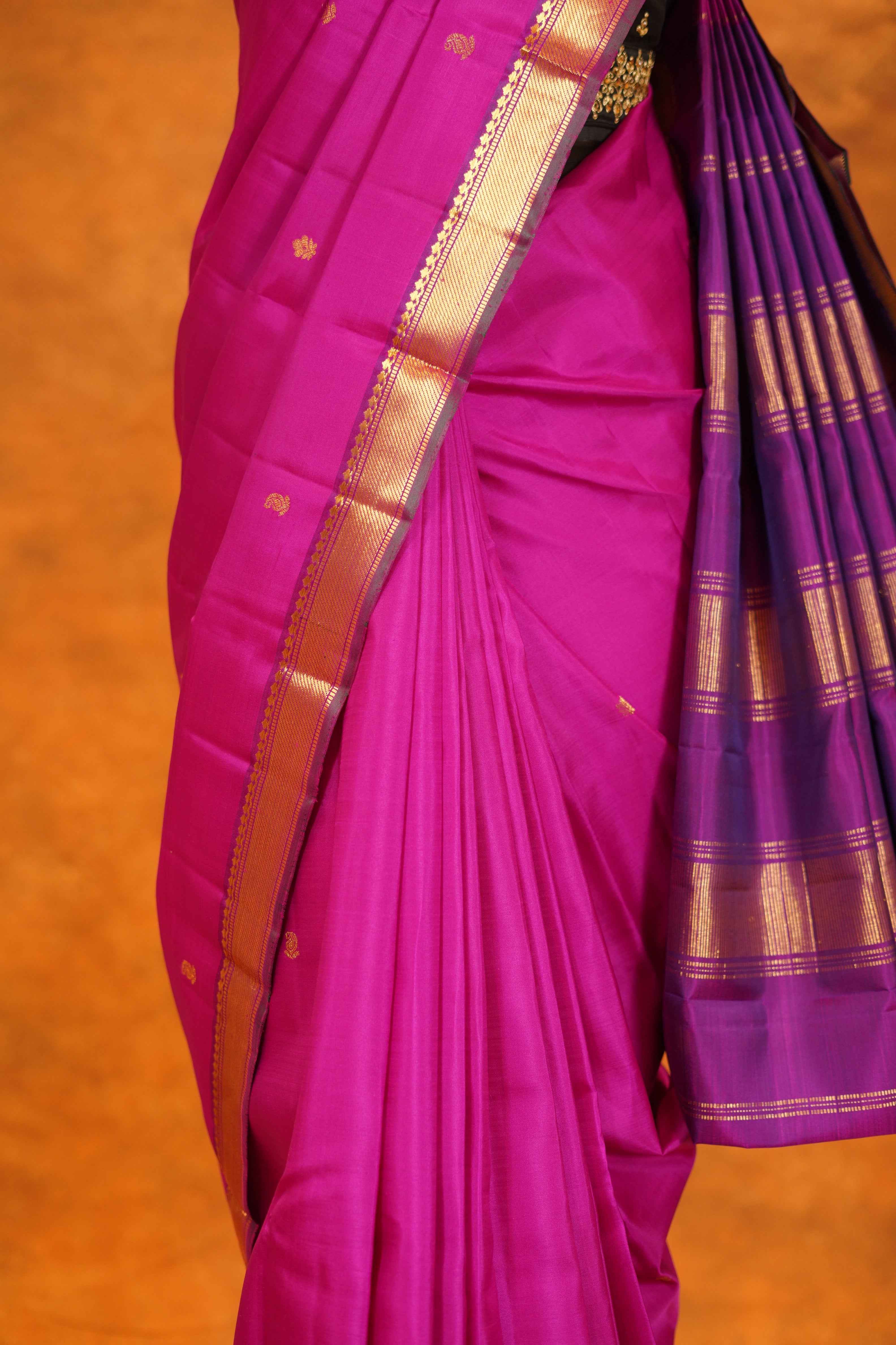 ಬಹುಬಣ್ಣದ ಚೆಕ್‌ಗಳು ಮತ್ತು ನೇರಳೆ ಚಿನ್ನದ ಜರಿ ಅಂಚು ಹೊಂದಿರುವ ಶುದ್ಧ ಕಾಂಜೀವರಂ ರೇಷ್ಮೆ ಸೀರೆ