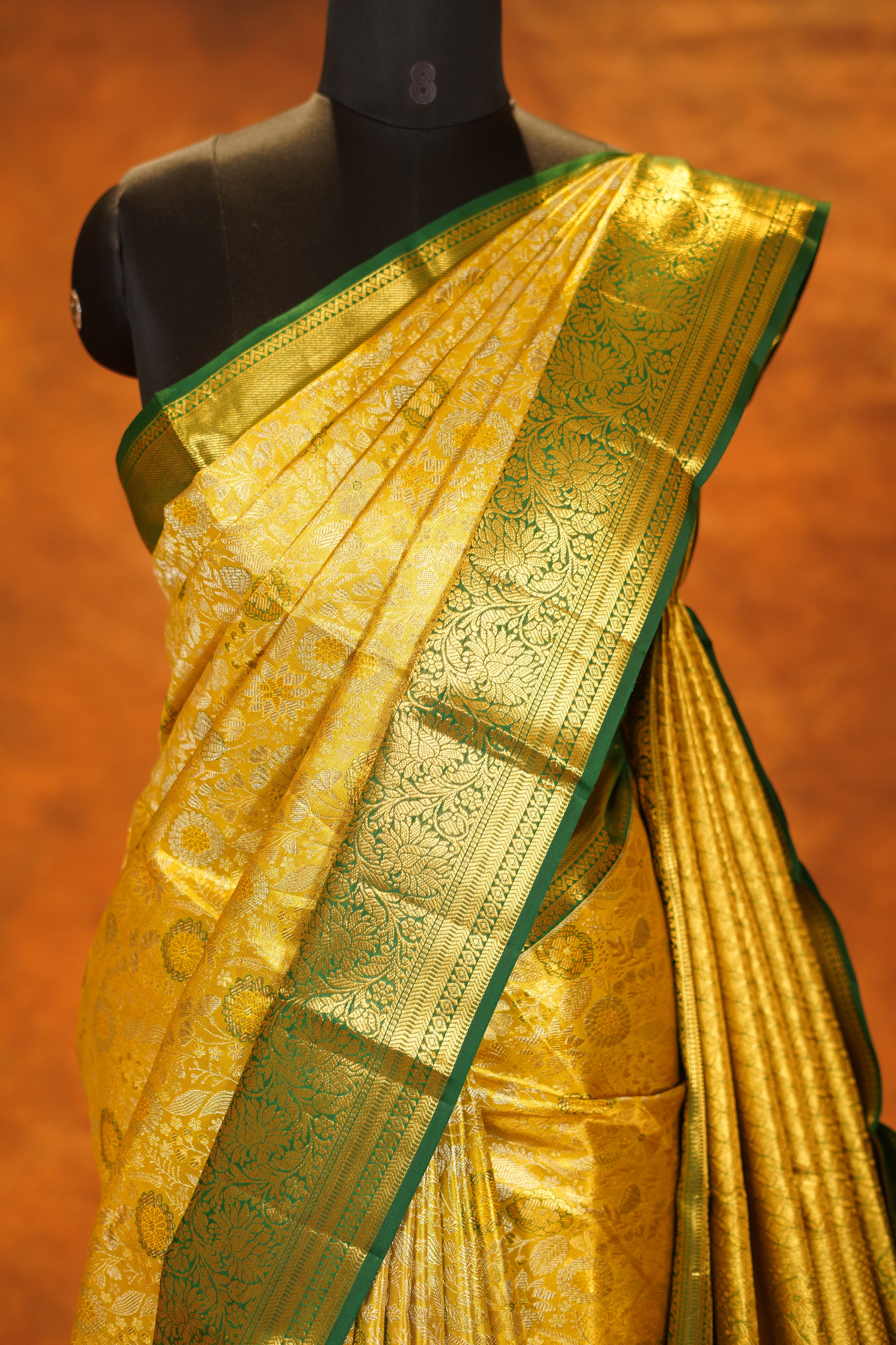 ಬಹುಬಣ್ಣದ ಚೆಕ್‌ಗಳು ಮತ್ತು ನೇರಳೆ ಚಿನ್ನದ ಜರಿ ಅಂಚು ಹೊಂದಿರುವ ಶುದ್ಧ ಕಾಂಜೀವರಂ ರೇಷ್ಮೆ ಸೀರೆ