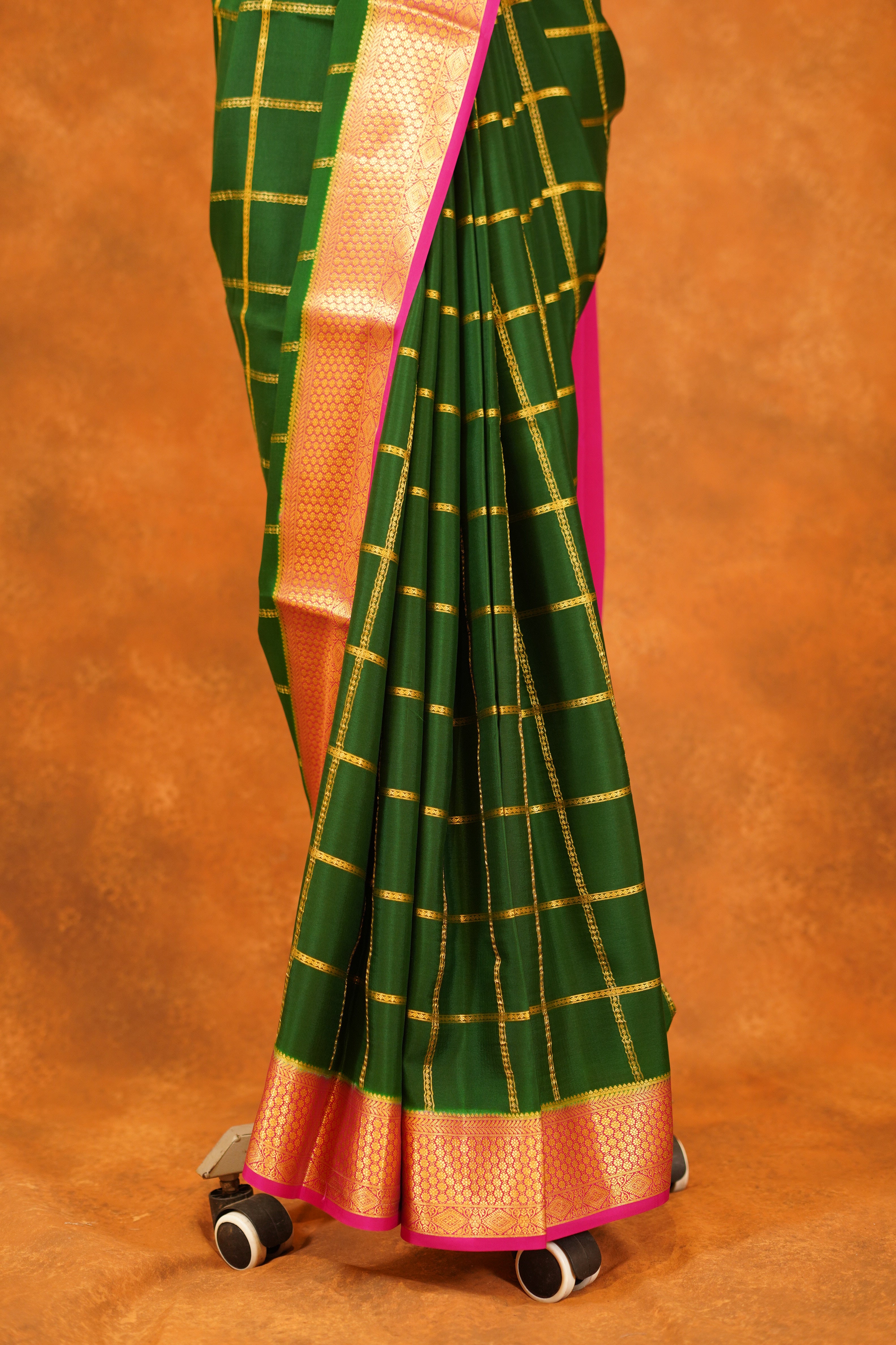 ಬಹುಬಣ್ಣದ ಚೆಕ್‌ಗಳು ಮತ್ತು ನೇರಳೆ ಚಿನ್ನದ ಜರಿ ಅಂಚು ಹೊಂದಿರುವ ಶುದ್ಧ ಕಾಂಜೀವರಂ ರೇಷ್ಮೆ ಸೀರೆ
