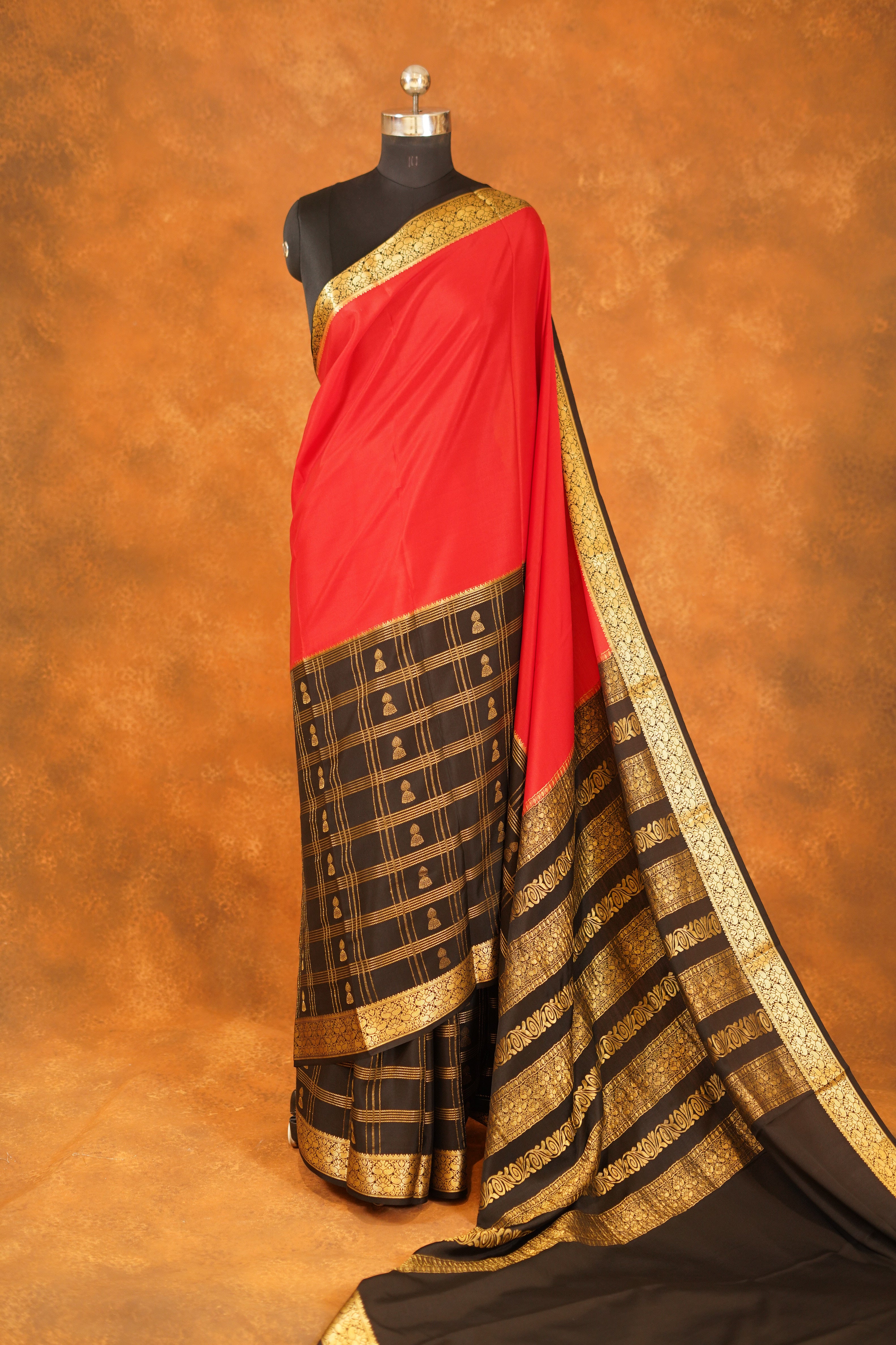 ಬಹುಬಣ್ಣದ ಚೆಕ್‌ಗಳು ಮತ್ತು ನೇರಳೆ ಚಿನ್ನದ ಜರಿ ಅಂಚು ಹೊಂದಿರುವ ಶುದ್ಧ ಕಾಂಜೀವರಂ ರೇಷ್ಮೆ ಸೀರೆ