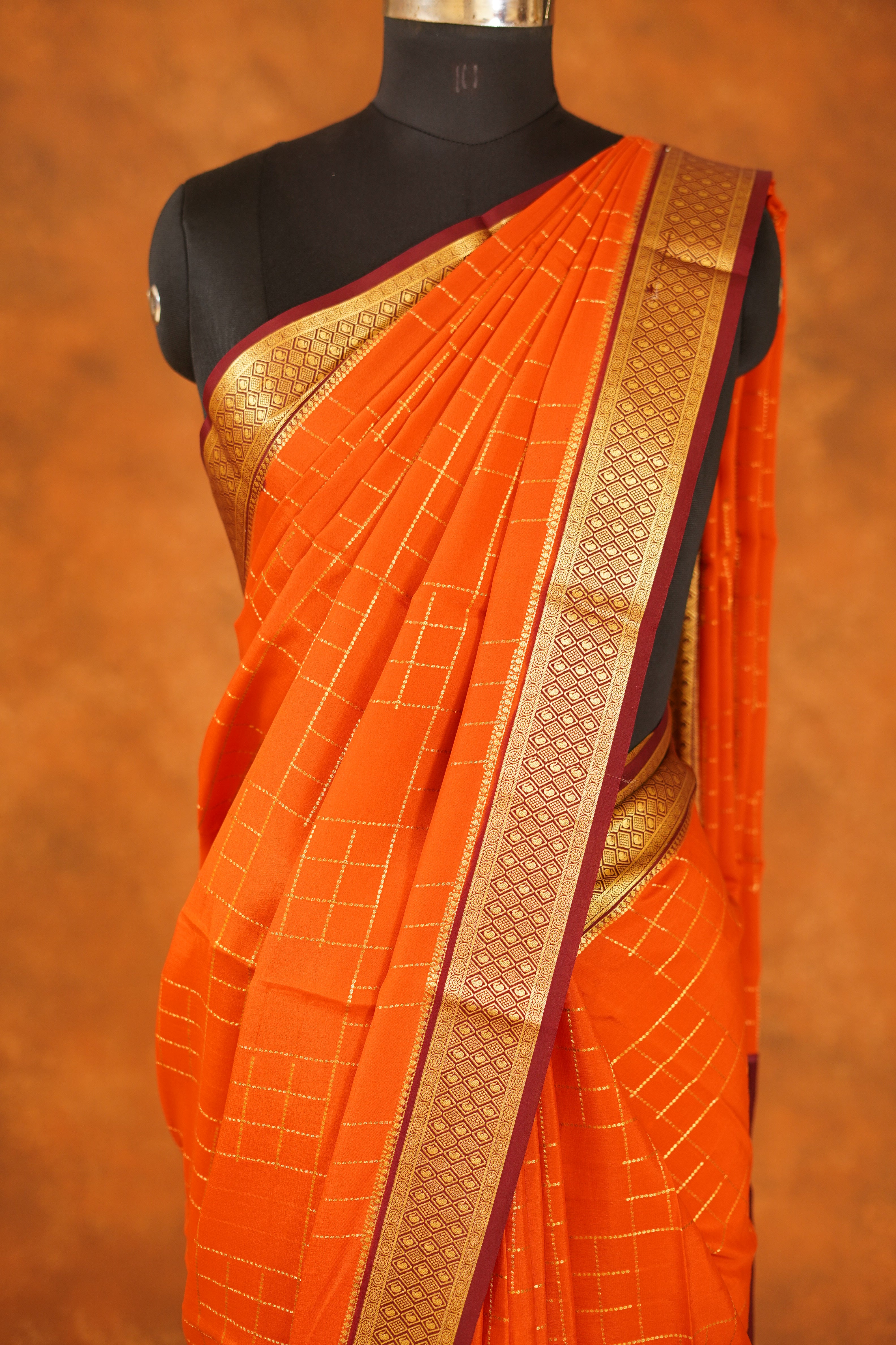 ಬಹುಬಣ್ಣದ ಚೆಕ್‌ಗಳು ಮತ್ತು ನೇರಳೆ ಚಿನ್ನದ ಜರಿ ಅಂಚು ಹೊಂದಿರುವ ಶುದ್ಧ ಕಾಂಜೀವರಂ ರೇಷ್ಮೆ ಸೀರೆ