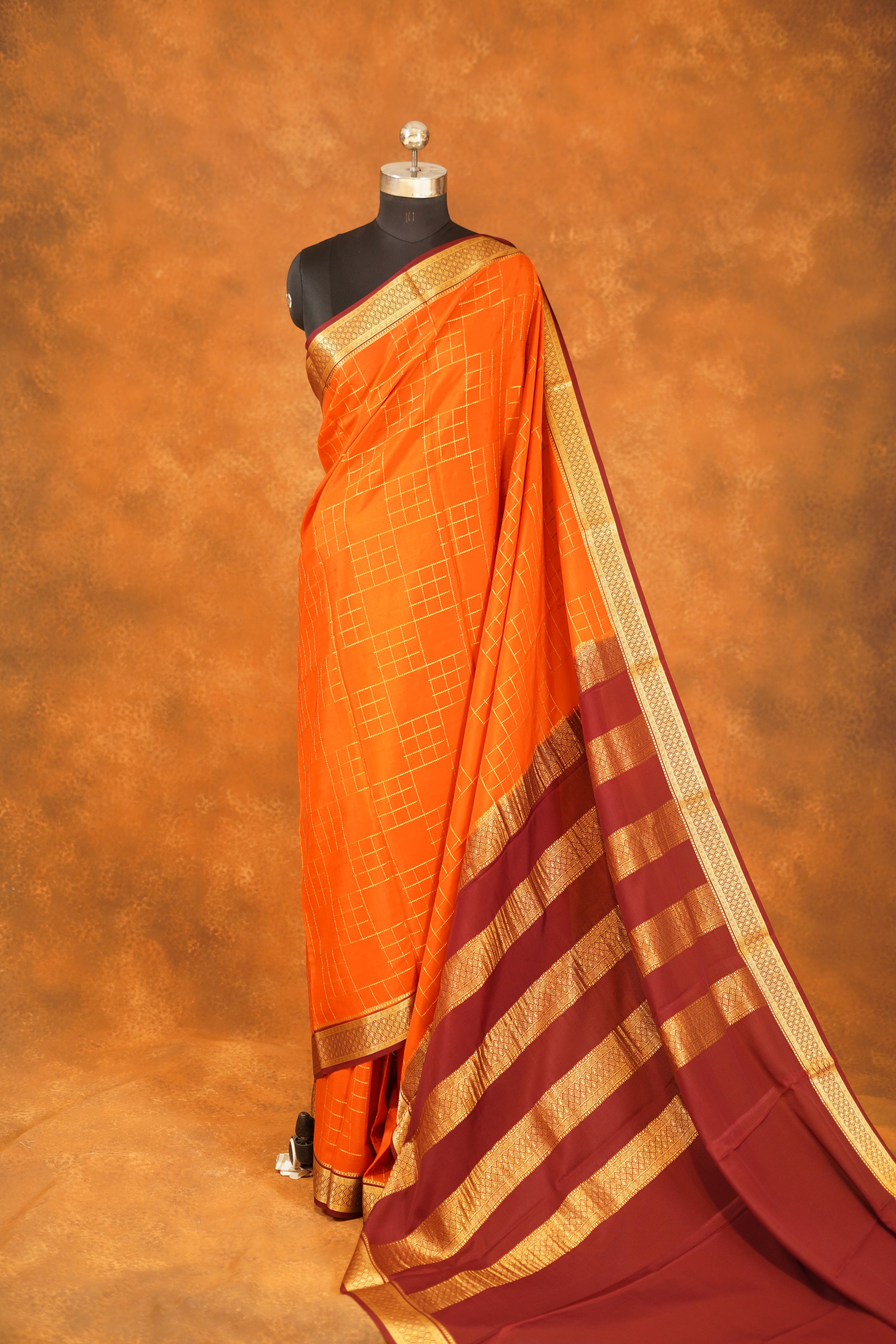 ಬಹುಬಣ್ಣದ ಚೆಕ್‌ಗಳು ಮತ್ತು ನೇರಳೆ ಚಿನ್ನದ ಜರಿ ಅಂಚು ಹೊಂದಿರುವ ಶುದ್ಧ ಕಾಂಜೀವರಂ ರೇಷ್ಮೆ ಸೀರೆ
