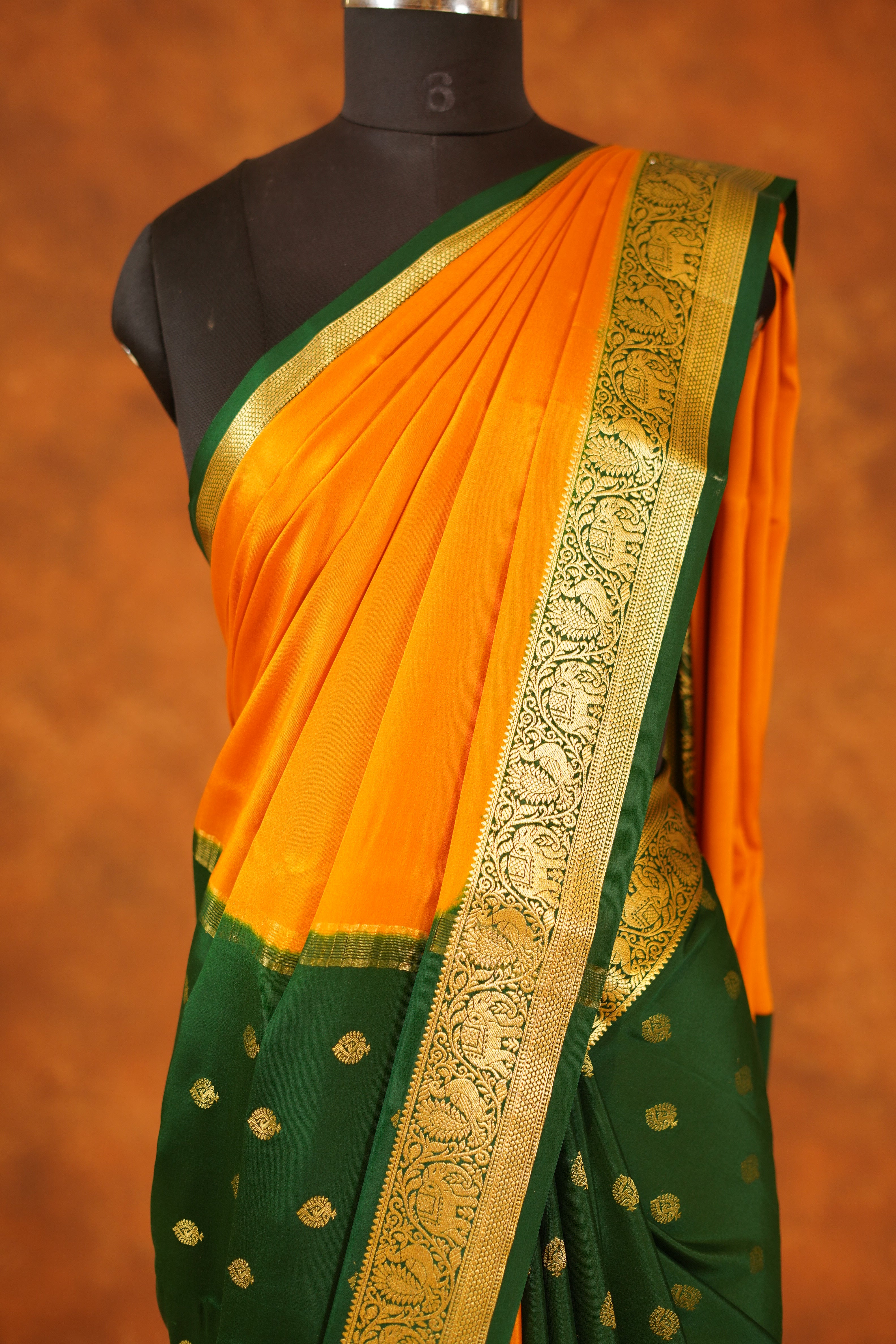 ಬಹುಬಣ್ಣದ ಚೆಕ್‌ಗಳು ಮತ್ತು ನೇರಳೆ ಚಿನ್ನದ ಜರಿ ಅಂಚು ಹೊಂದಿರುವ ಶುದ್ಧ ಕಾಂಜೀವರಂ ರೇಷ್ಮೆ ಸೀರೆ