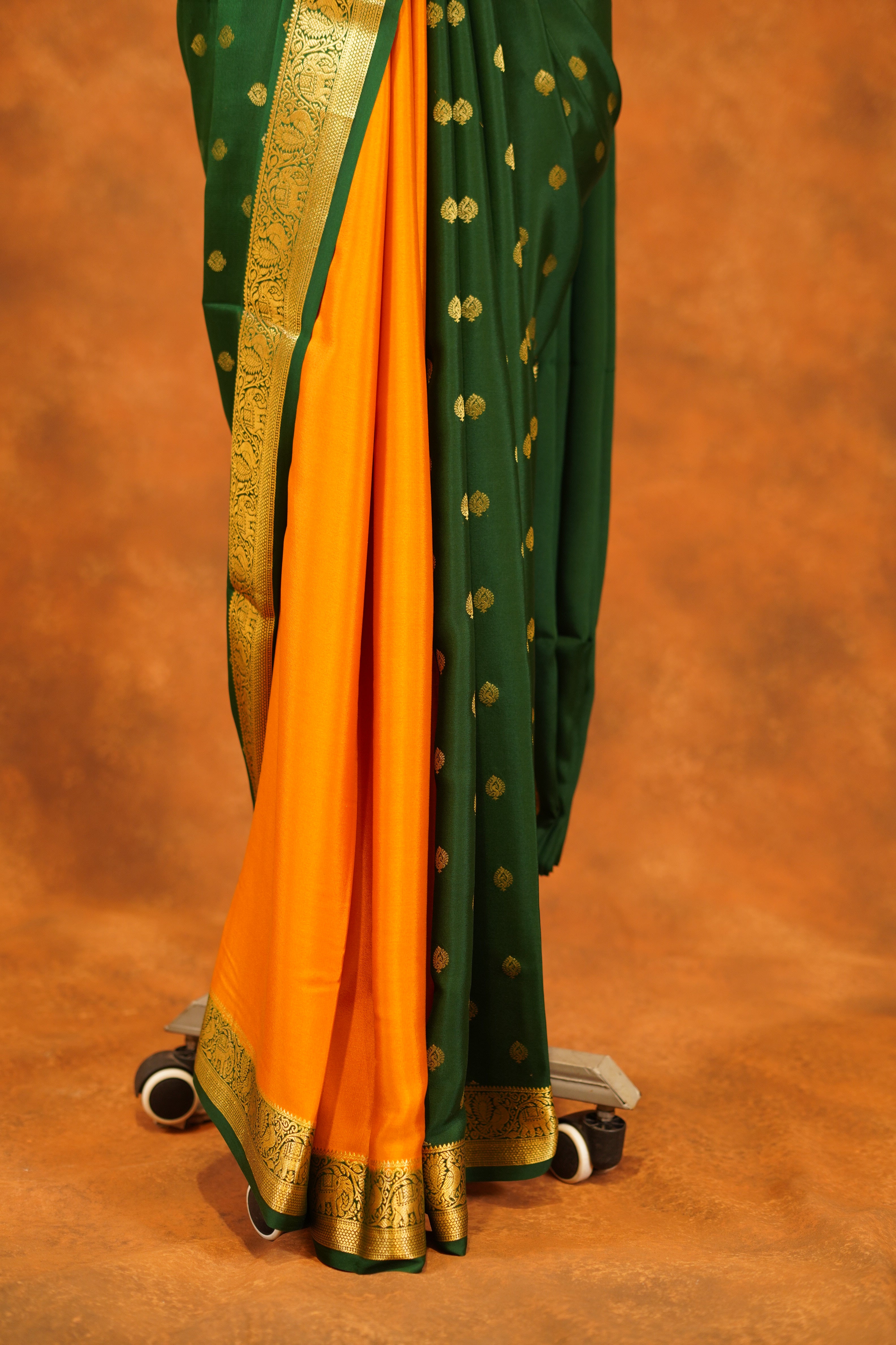 ಬಹುಬಣ್ಣದ ಚೆಕ್‌ಗಳು ಮತ್ತು ನೇರಳೆ ಚಿನ್ನದ ಜರಿ ಅಂಚು ಹೊಂದಿರುವ ಶುದ್ಧ ಕಾಂಜೀವರಂ ರೇಷ್ಮೆ ಸೀರೆ