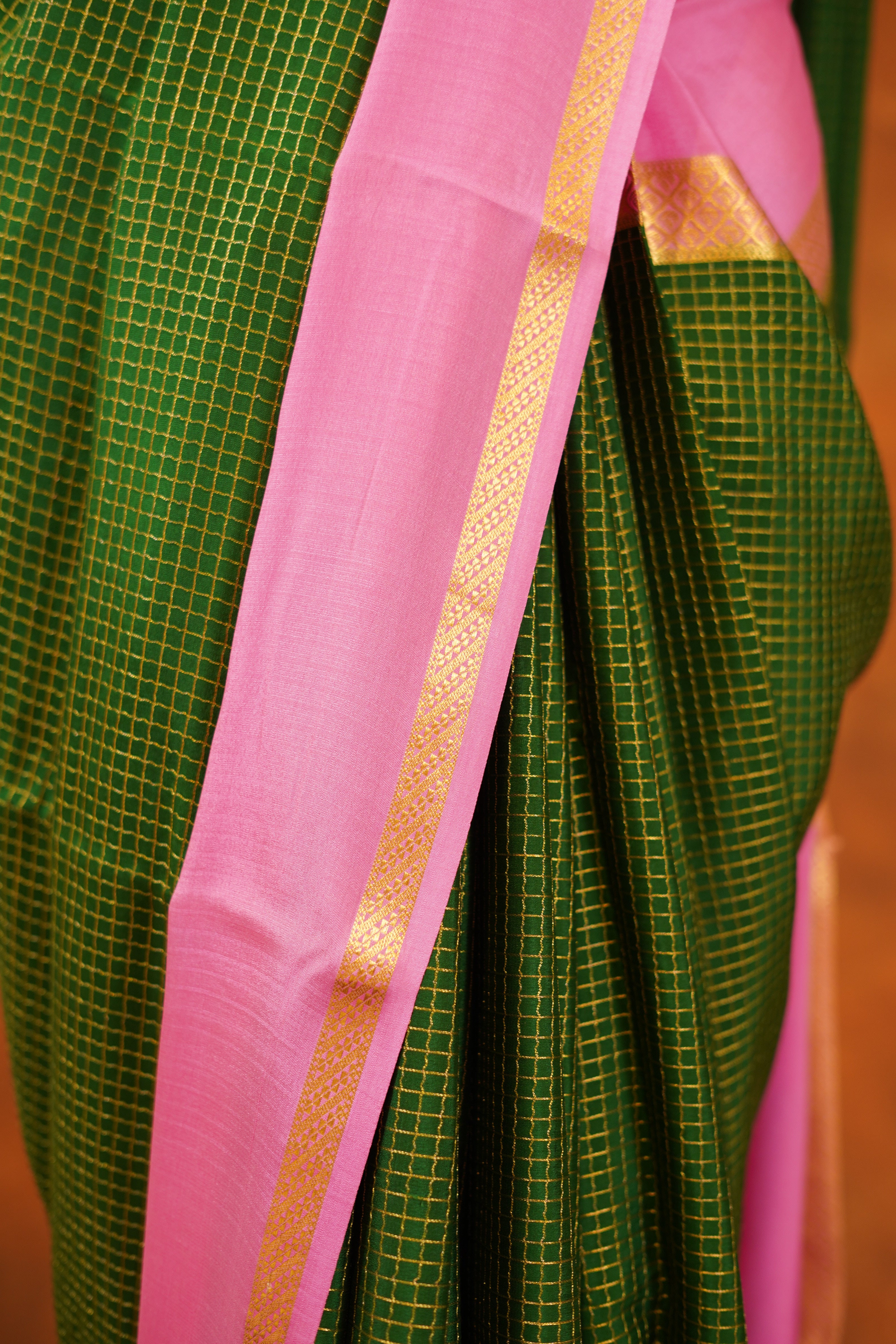 Bottle Green colour 120 GSM Pure Mysore Silk Saree With Pale Pink Contrast
