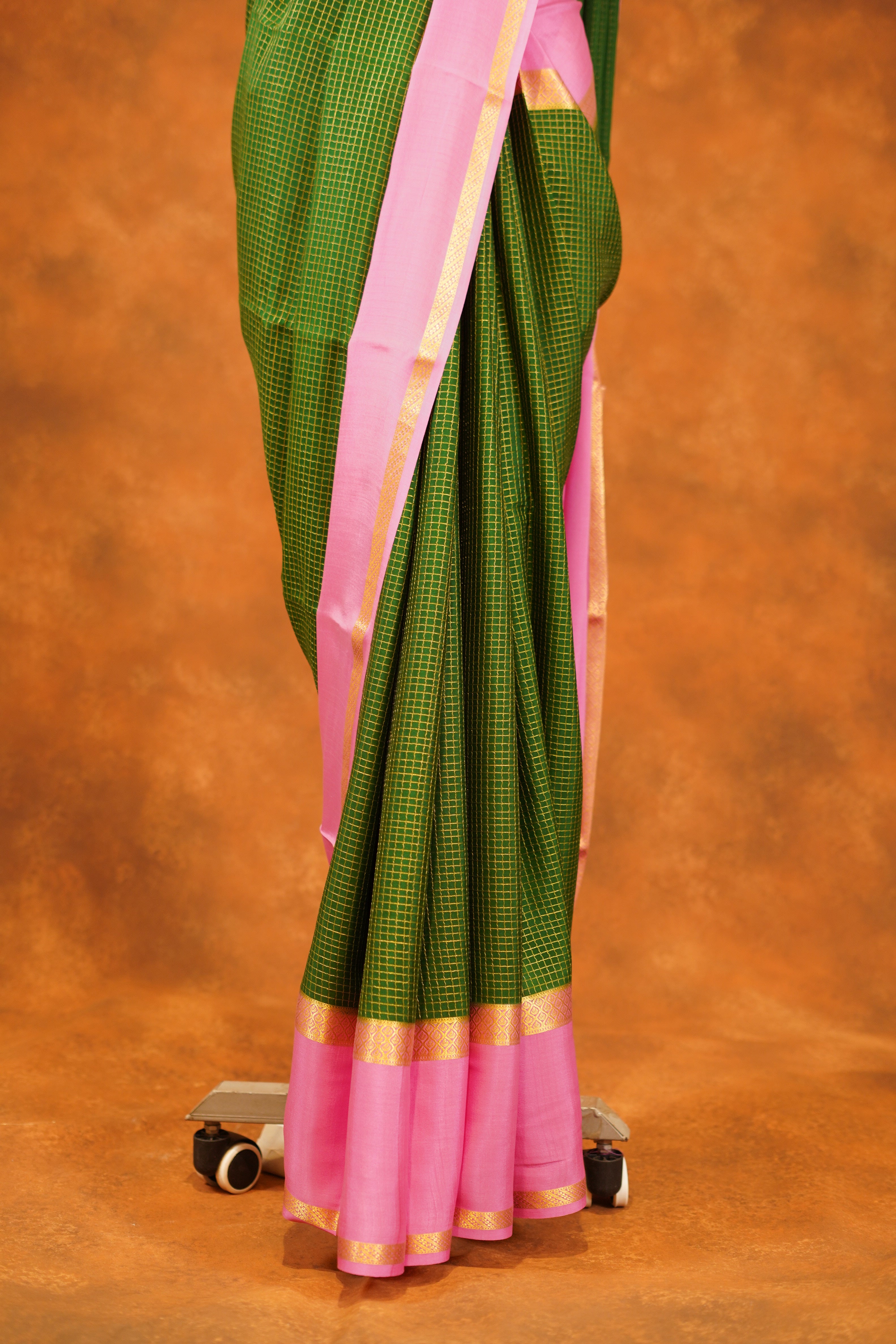 Bottle Green colour 120 GSM Pure Mysore Silk Saree With Pale Pink Contrast