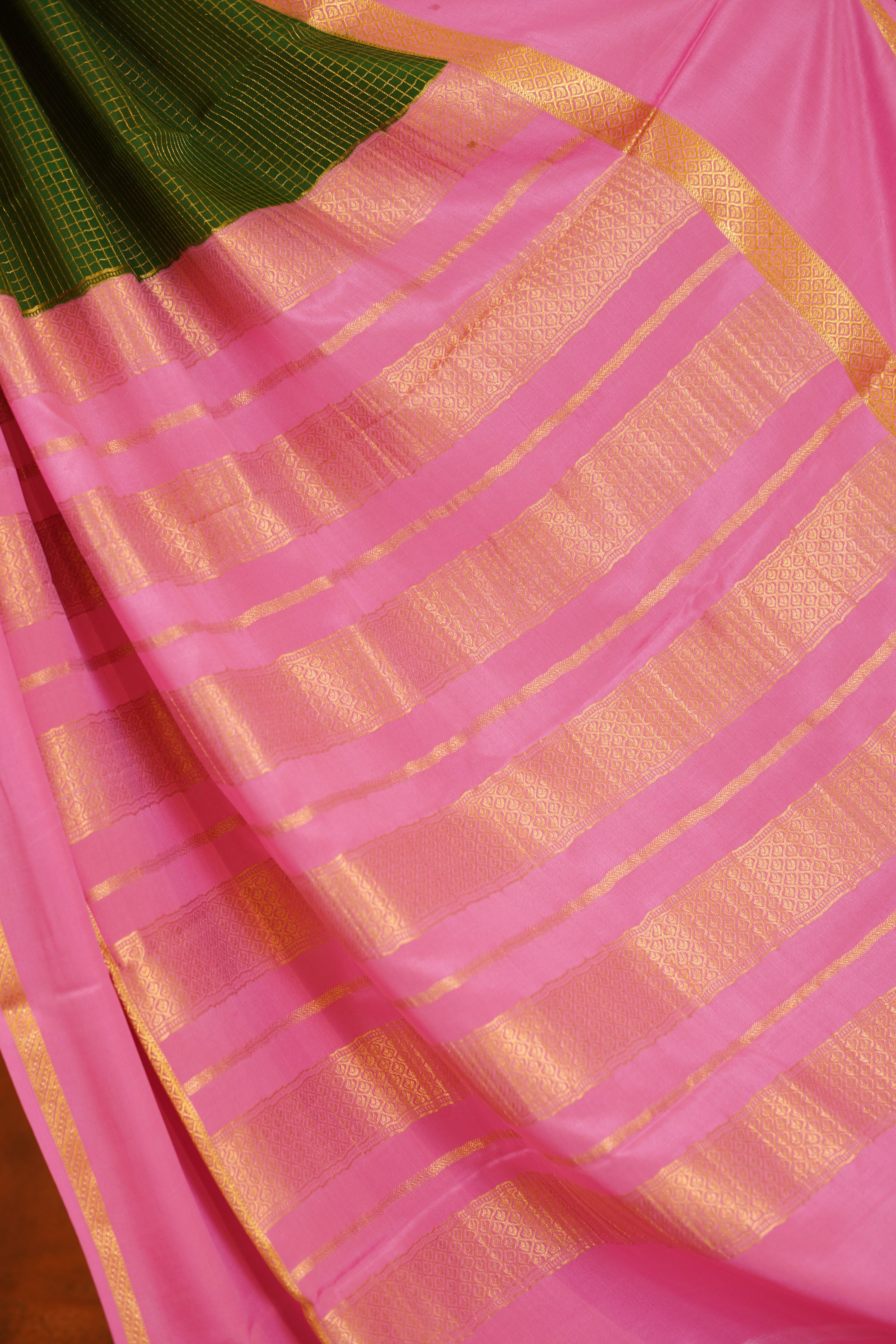 Bottle Green colour 120 GSM Pure Mysore Silk Saree With Pale Pink Contrast