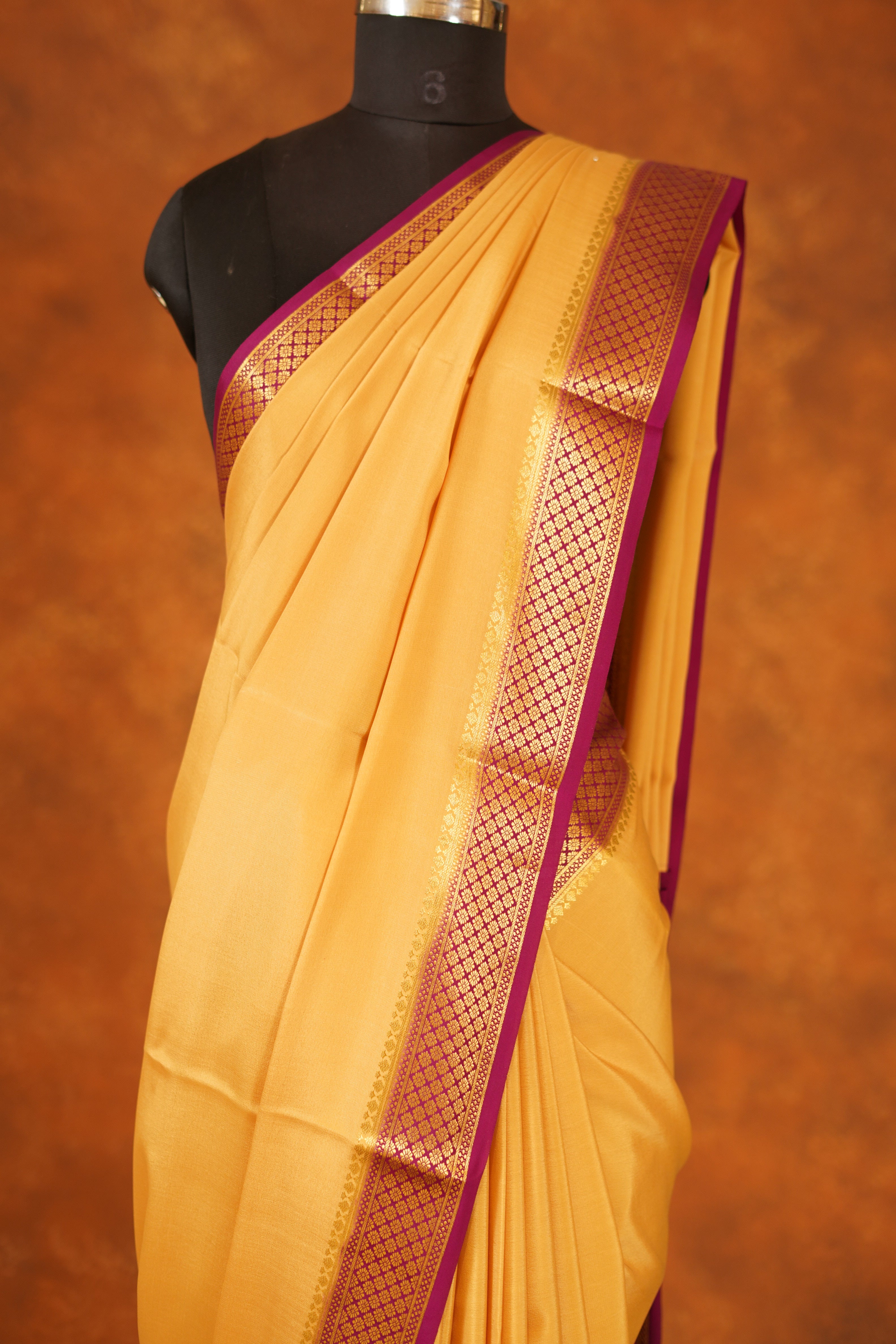 ಬಹುಬಣ್ಣದ ಚೆಕ್‌ಗಳು ಮತ್ತು ನೇರಳೆ ಚಿನ್ನದ ಜರಿ ಅಂಚು ಹೊಂದಿರುವ ಶುದ್ಧ ಕಾಂಜೀವರಂ ರೇಷ್ಮೆ ಸೀರೆ