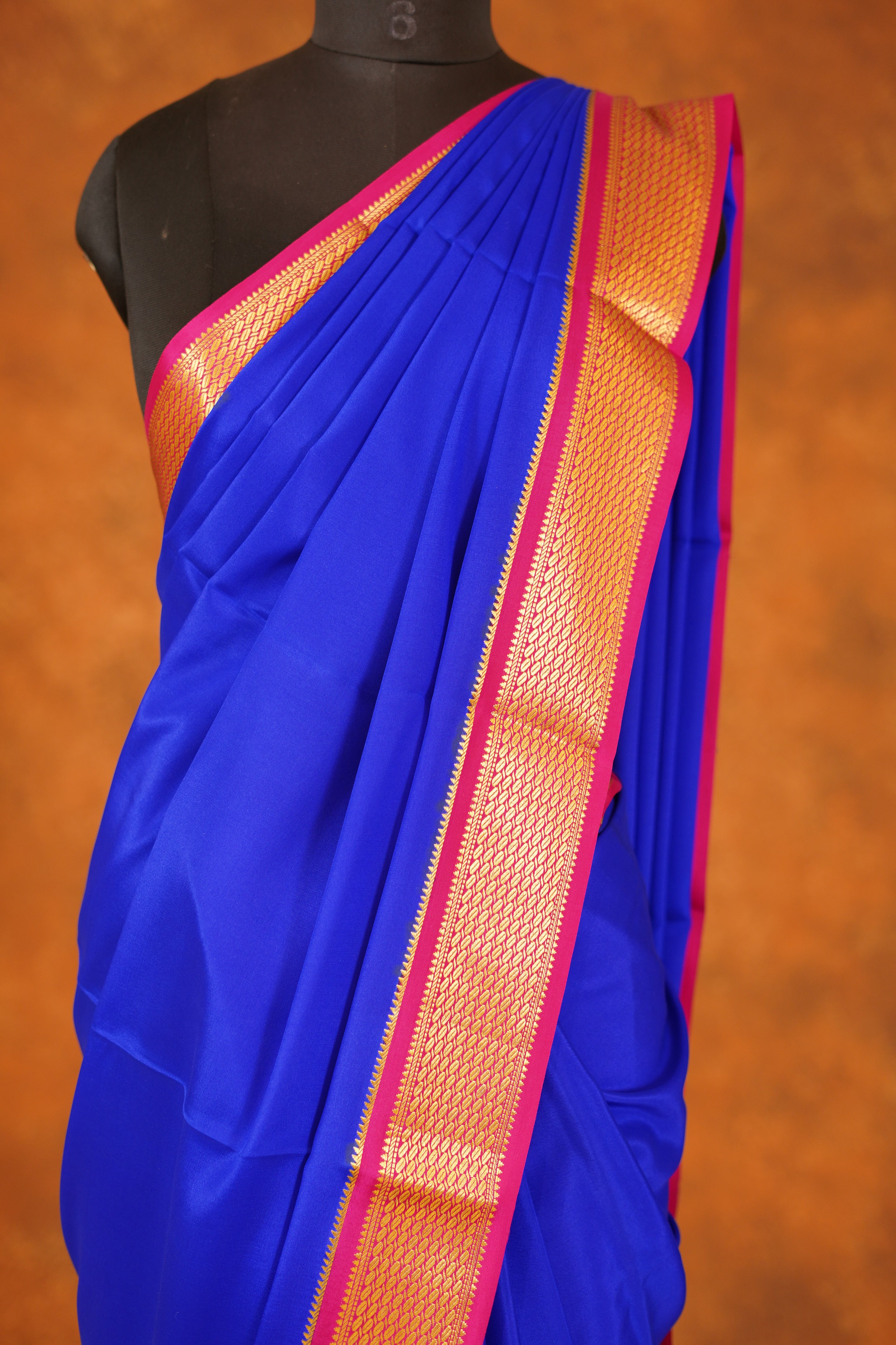 ಬಹುಬಣ್ಣದ ಚೆಕ್‌ಗಳು ಮತ್ತು ನೇರಳೆ ಚಿನ್ನದ ಜರಿ ಅಂಚು ಹೊಂದಿರುವ ಶುದ್ಧ ಕಾಂಜೀವರಂ ರೇಷ್ಮೆ ಸೀರೆ