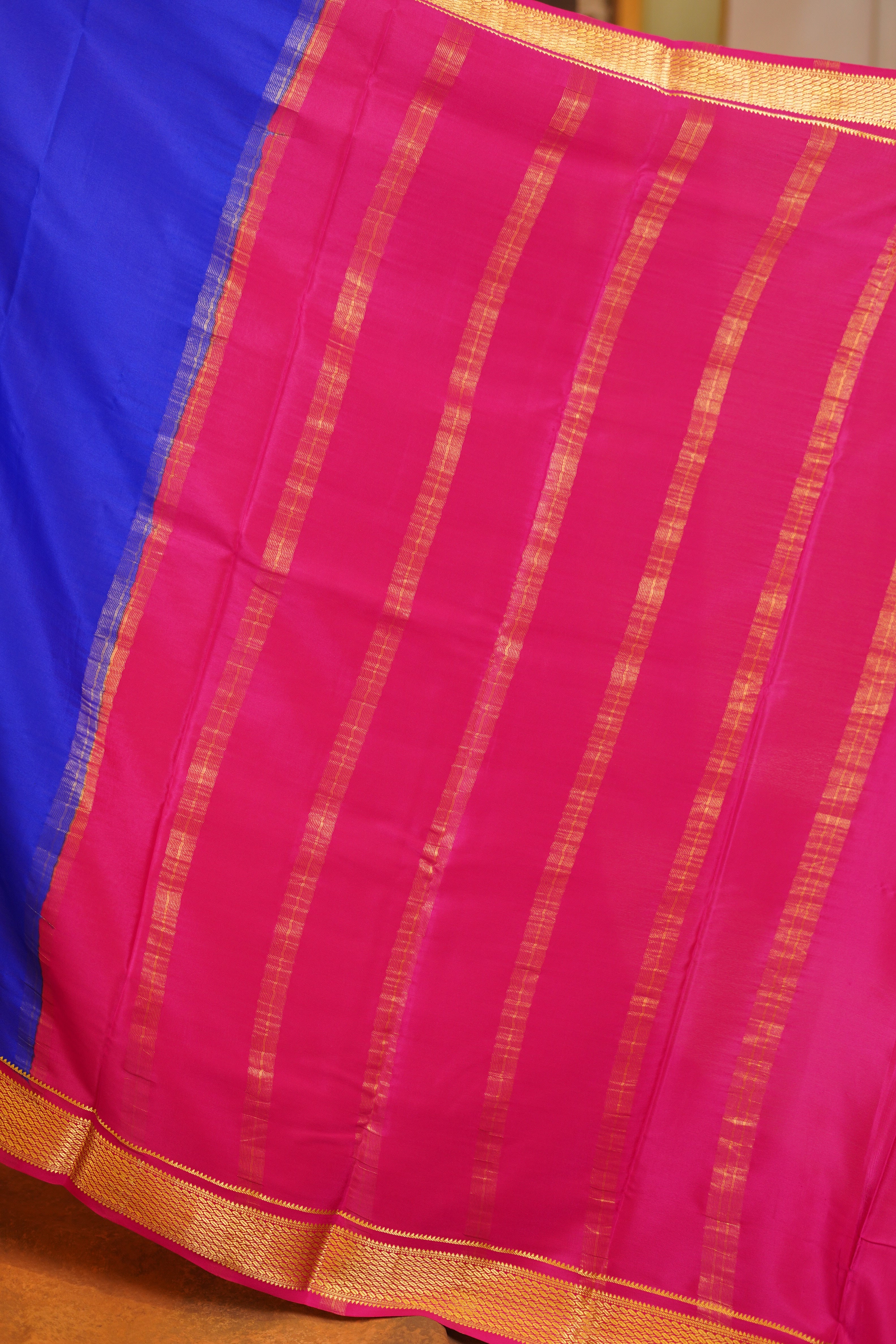 ಬಹುಬಣ್ಣದ ಚೆಕ್‌ಗಳು ಮತ್ತು ನೇರಳೆ ಚಿನ್ನದ ಜರಿ ಅಂಚು ಹೊಂದಿರುವ ಶುದ್ಧ ಕಾಂಜೀವರಂ ರೇಷ್ಮೆ ಸೀರೆ