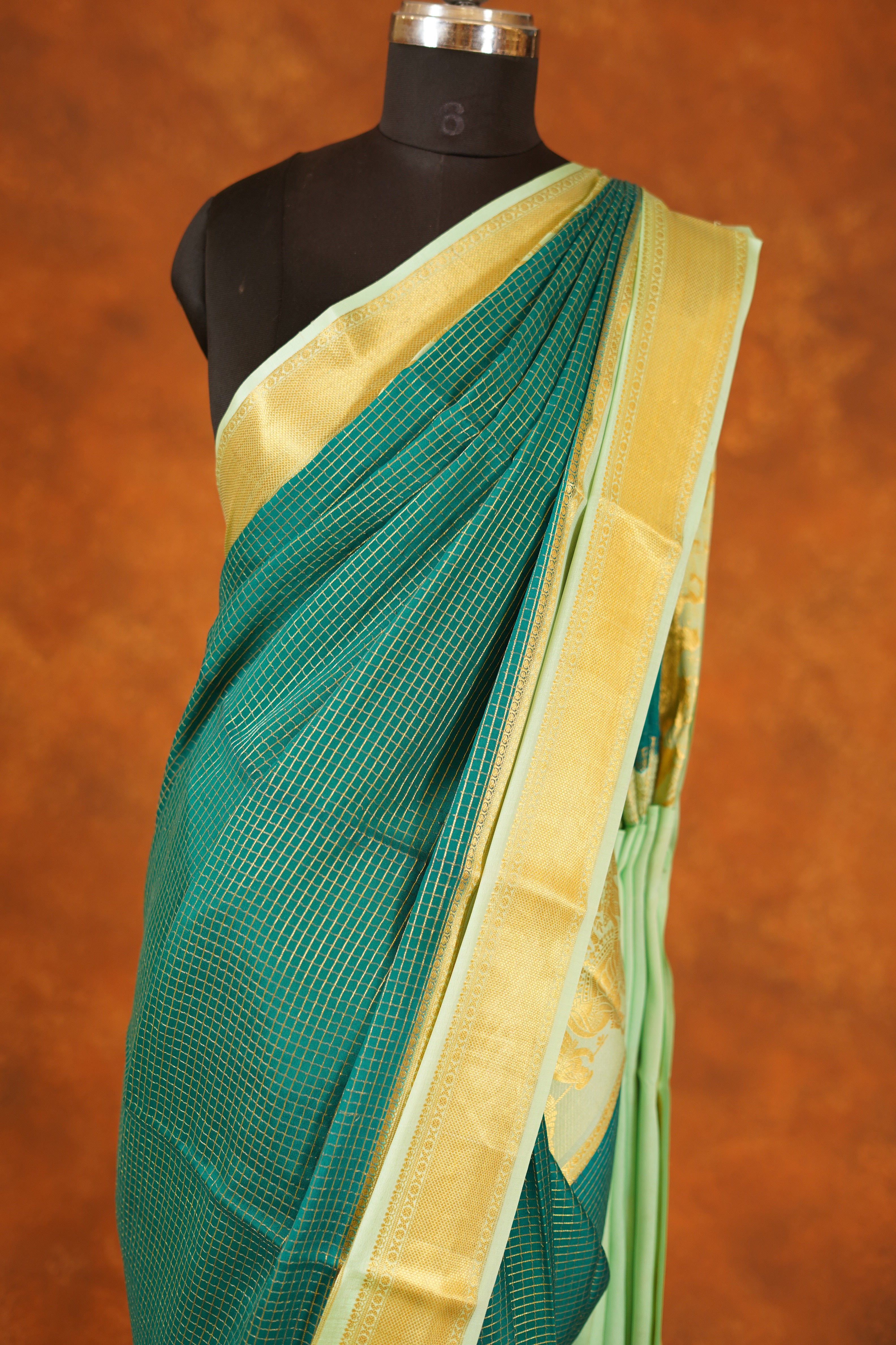 ಬಹುಬಣ್ಣದ ಚೆಕ್‌ಗಳು ಮತ್ತು ನೇರಳೆ ಚಿನ್ನದ ಜರಿ ಅಂಚು ಹೊಂದಿರುವ ಶುದ್ಧ ಕಾಂಜೀವರಂ ರೇಷ್ಮೆ ಸೀರೆ