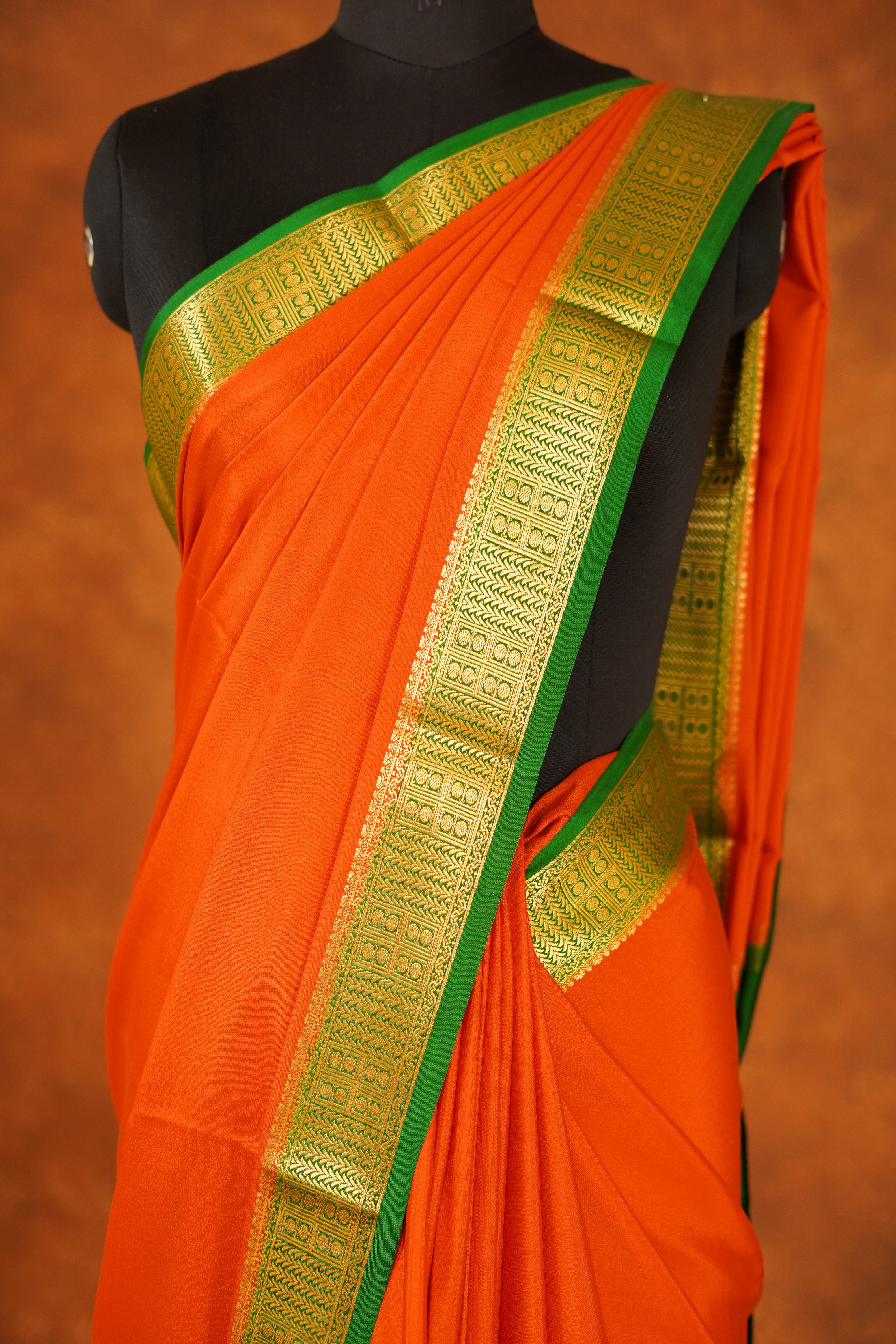 ಬಹುಬಣ್ಣದ ಚೆಕ್‌ಗಳು ಮತ್ತು ನೇರಳೆ ಚಿನ್ನದ ಜರಿ ಅಂಚು ಹೊಂದಿರುವ ಶುದ್ಧ ಕಾಂಜೀವರಂ ರೇಷ್ಮೆ ಸೀರೆ