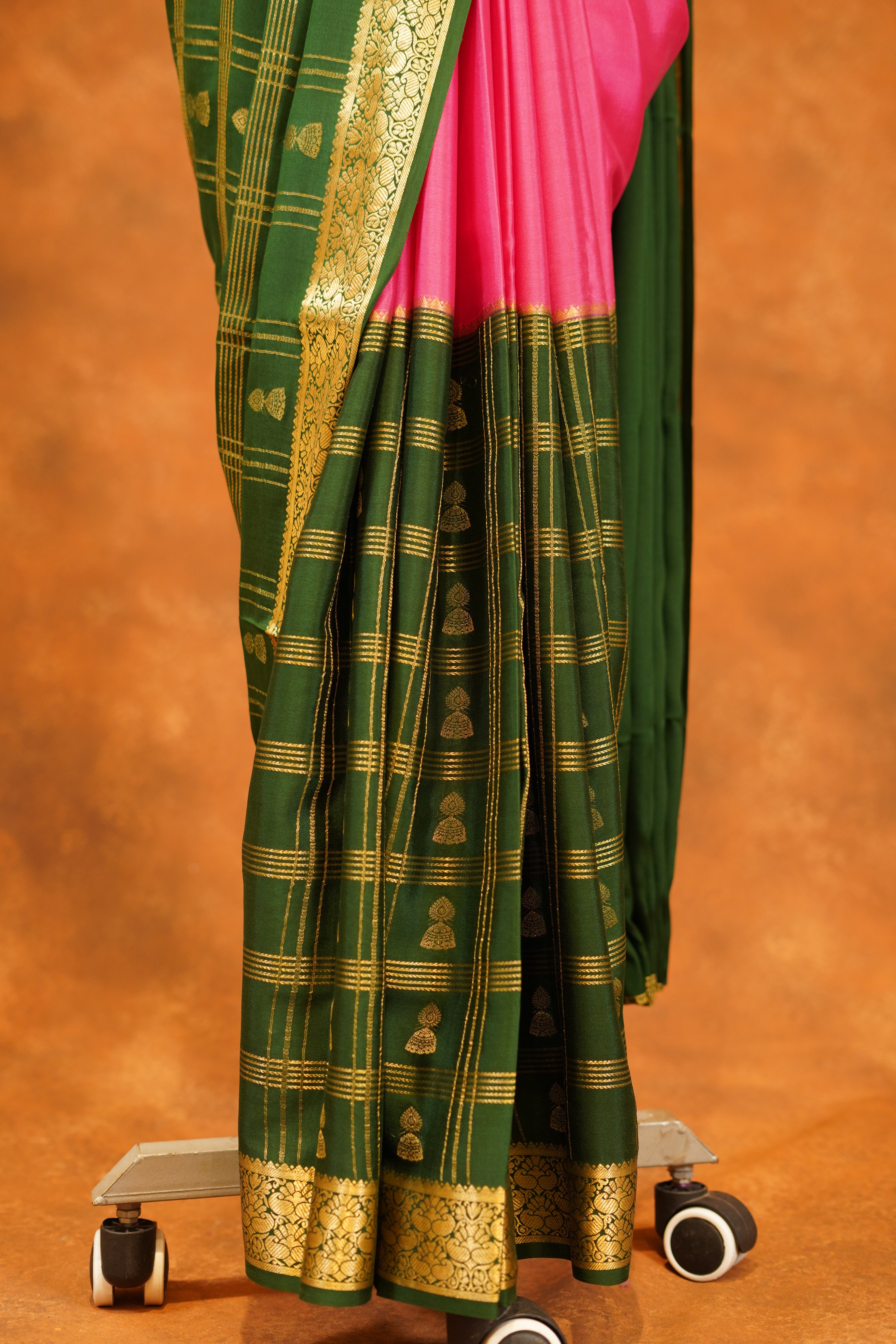 Cotton pink shaded 120 GSM Pure 2D Mysore Silk Saree with Dark Green Contrast