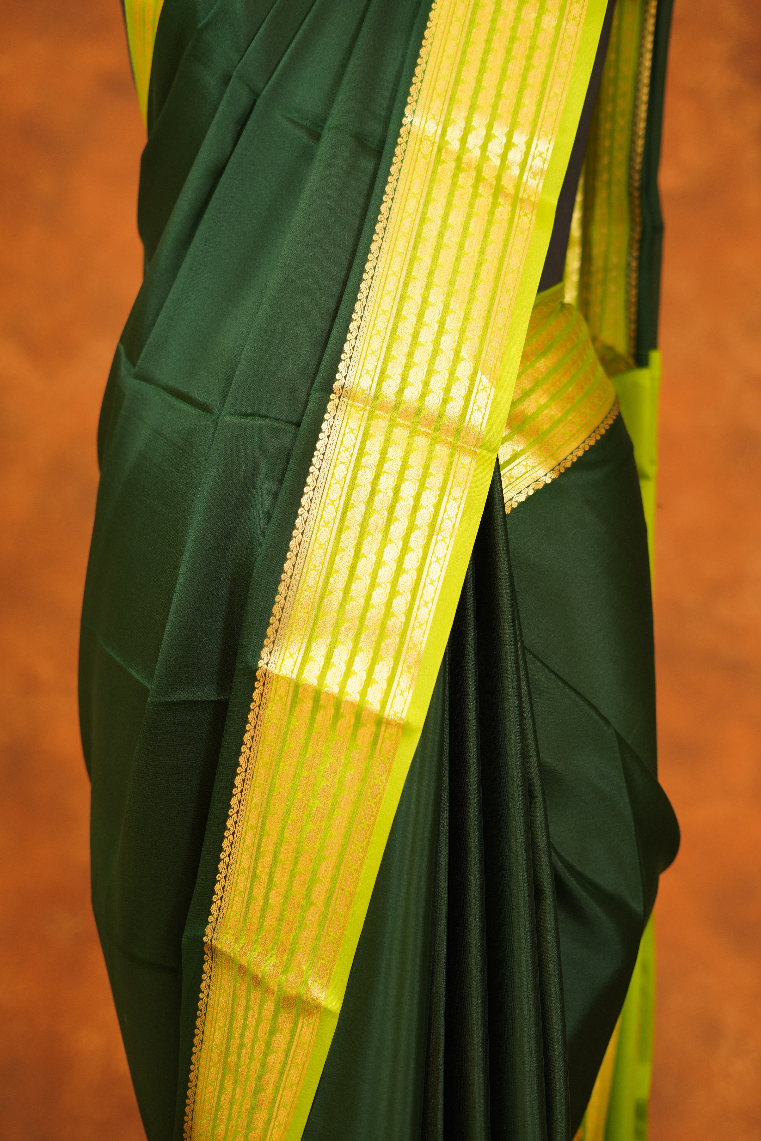 ಬಹುಬಣ್ಣದ ಚೆಕ್‌ಗಳು ಮತ್ತು ನೇರಳೆ ಚಿನ್ನದ ಜರಿ ಅಂಚು ಹೊಂದಿರುವ ಶುದ್ಧ ಕಾಂಜೀವರಂ ರೇಷ್ಮೆ ಸೀರೆ
