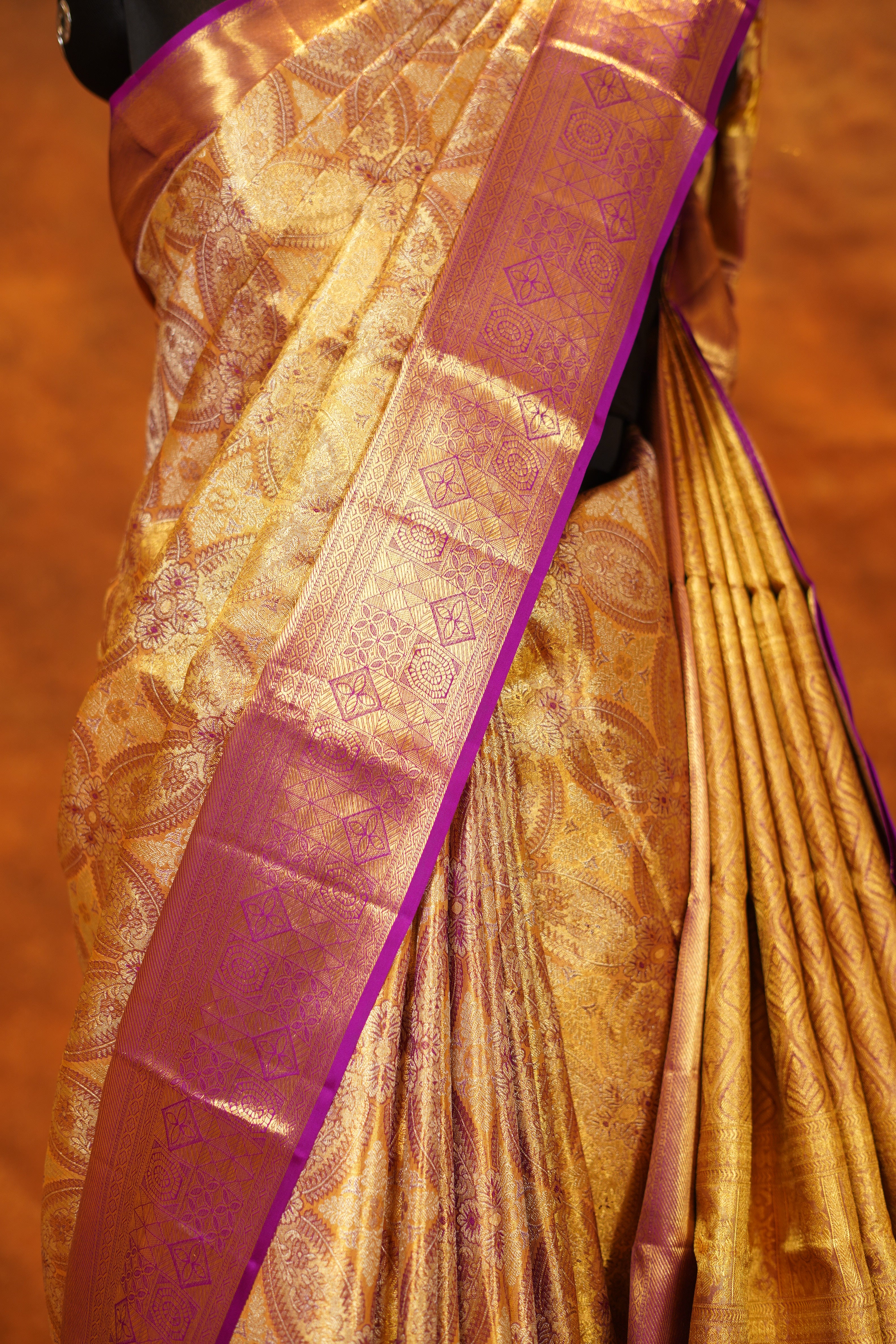 ಬಹುಬಣ್ಣದ ಚೆಕ್‌ಗಳು ಮತ್ತು ನೇರಳೆ ಚಿನ್ನದ ಜರಿ ಅಂಚು ಹೊಂದಿರುವ ಶುದ್ಧ ಕಾಂಜೀವರಂ ರೇಷ್ಮೆ ಸೀರೆ