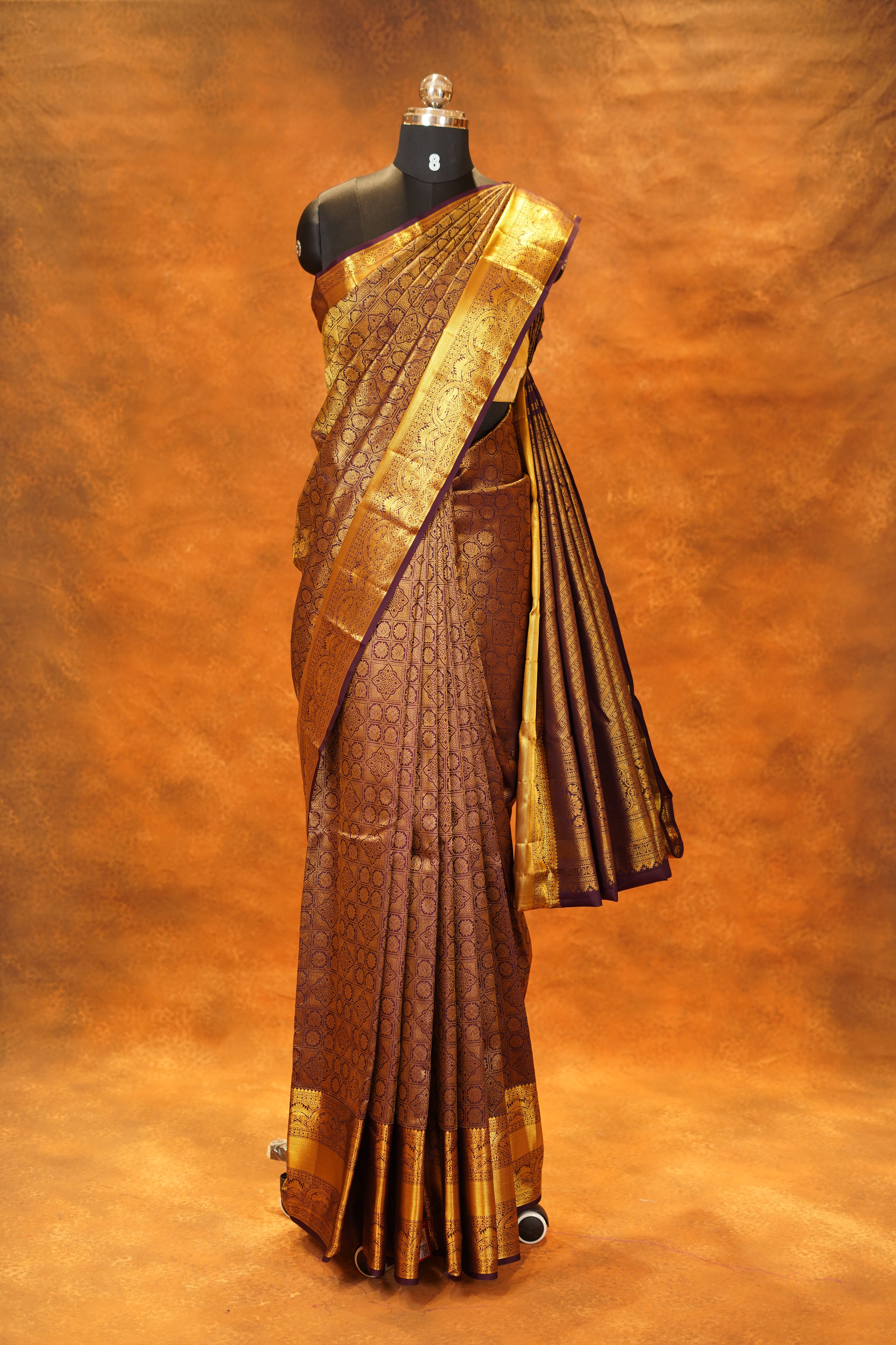 ಬಹುಬಣ್ಣದ ಚೆಕ್‌ಗಳು ಮತ್ತು ನೇರಳೆ ಚಿನ್ನದ ಜರಿ ಅಂಚು ಹೊಂದಿರುವ ಶುದ್ಧ ಕಾಂಜೀವರಂ ರೇಷ್ಮೆ ಸೀರೆ
