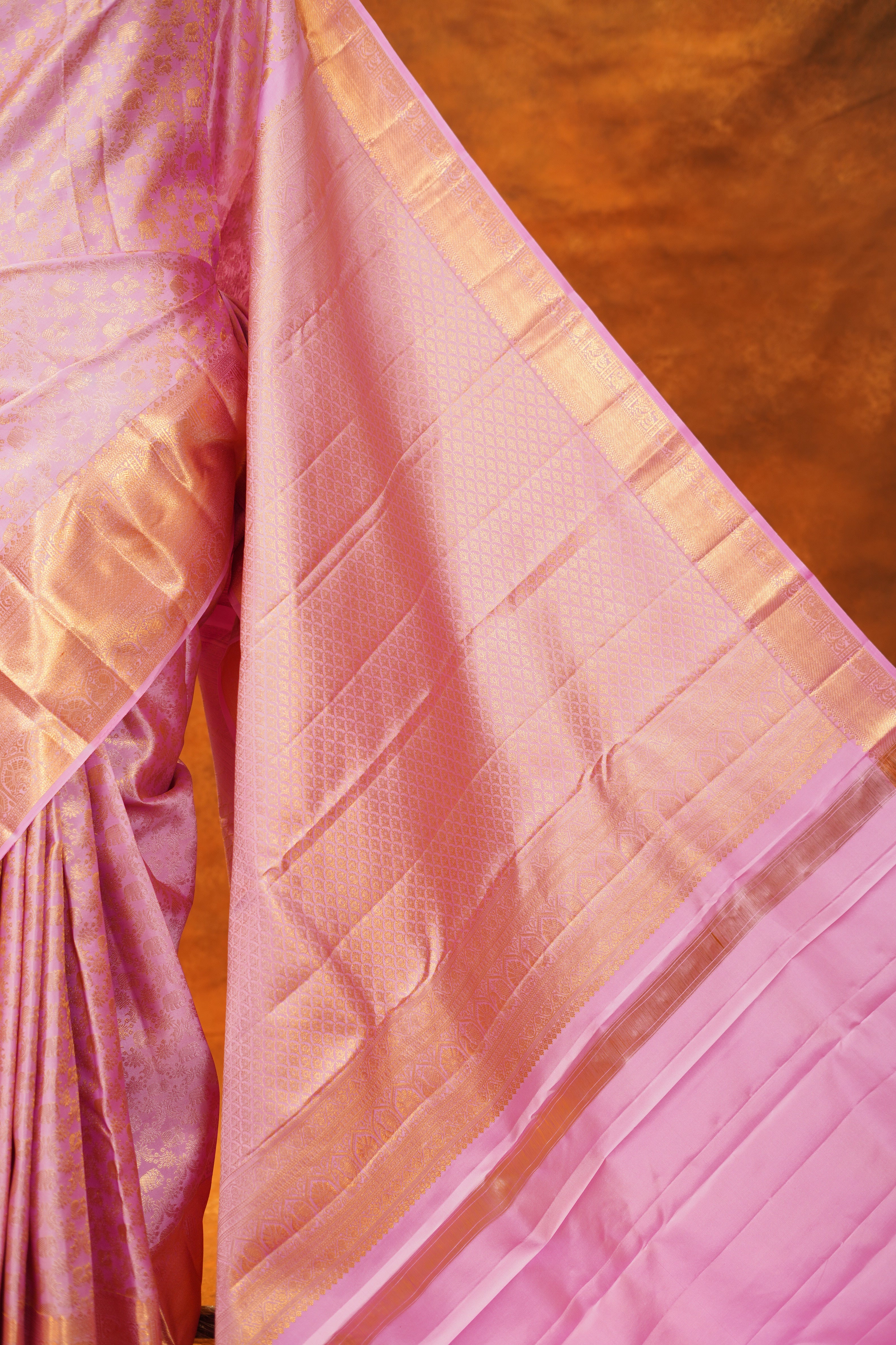 ಬಹುಬಣ್ಣದ ಚೆಕ್‌ಗಳು ಮತ್ತು ನೇರಳೆ ಚಿನ್ನದ ಜರಿ ಅಂಚು ಹೊಂದಿರುವ ಶುದ್ಧ ಕಾಂಜೀವರಂ ರೇಷ್ಮೆ ಸೀರೆ
