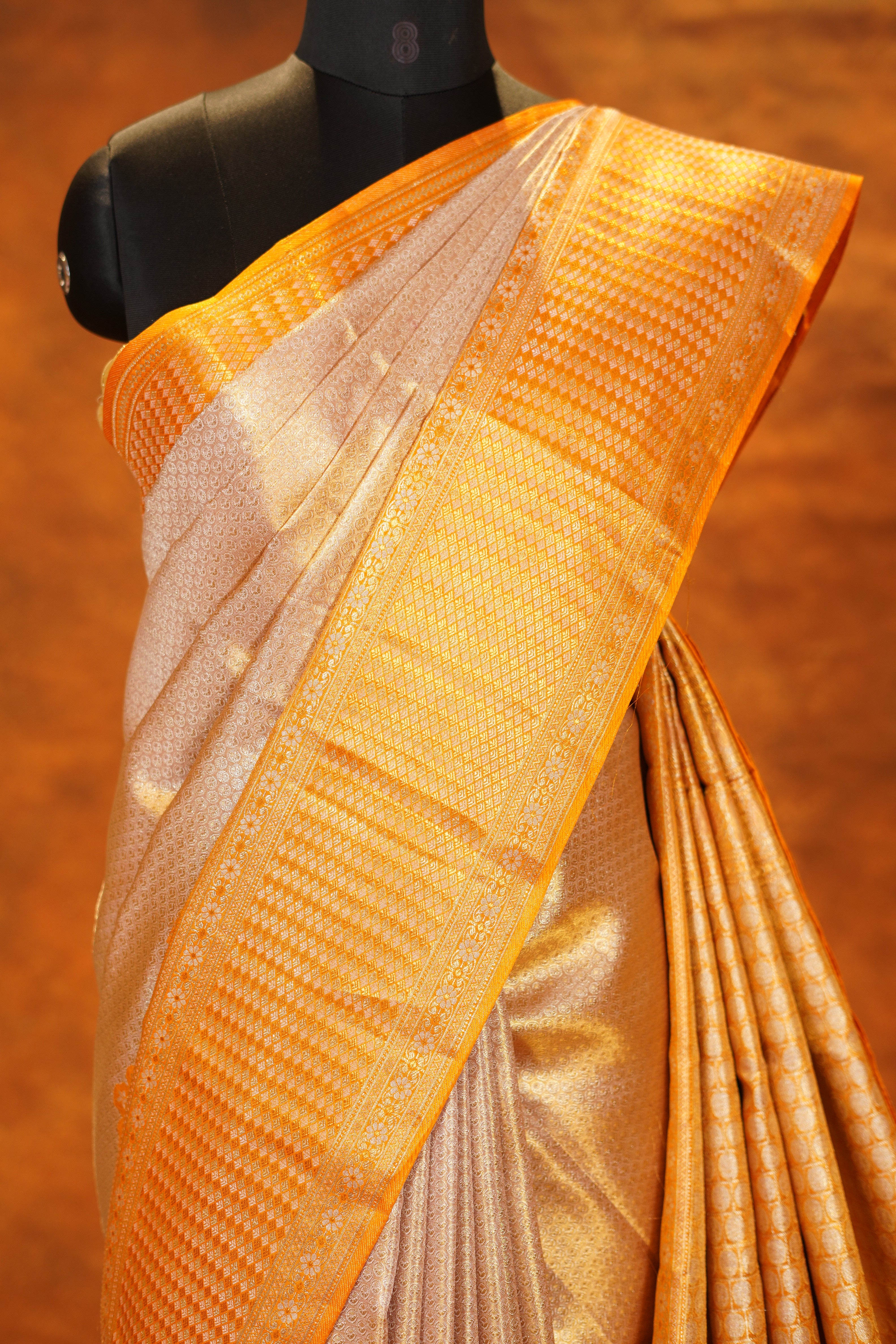 ಬಹುಬಣ್ಣದ ಚೆಕ್‌ಗಳು ಮತ್ತು ನೇರಳೆ ಚಿನ್ನದ ಜರಿ ಅಂಚು ಹೊಂದಿರುವ ಶುದ್ಧ ಕಾಂಜೀವರಂ ರೇಷ್ಮೆ ಸೀರೆ