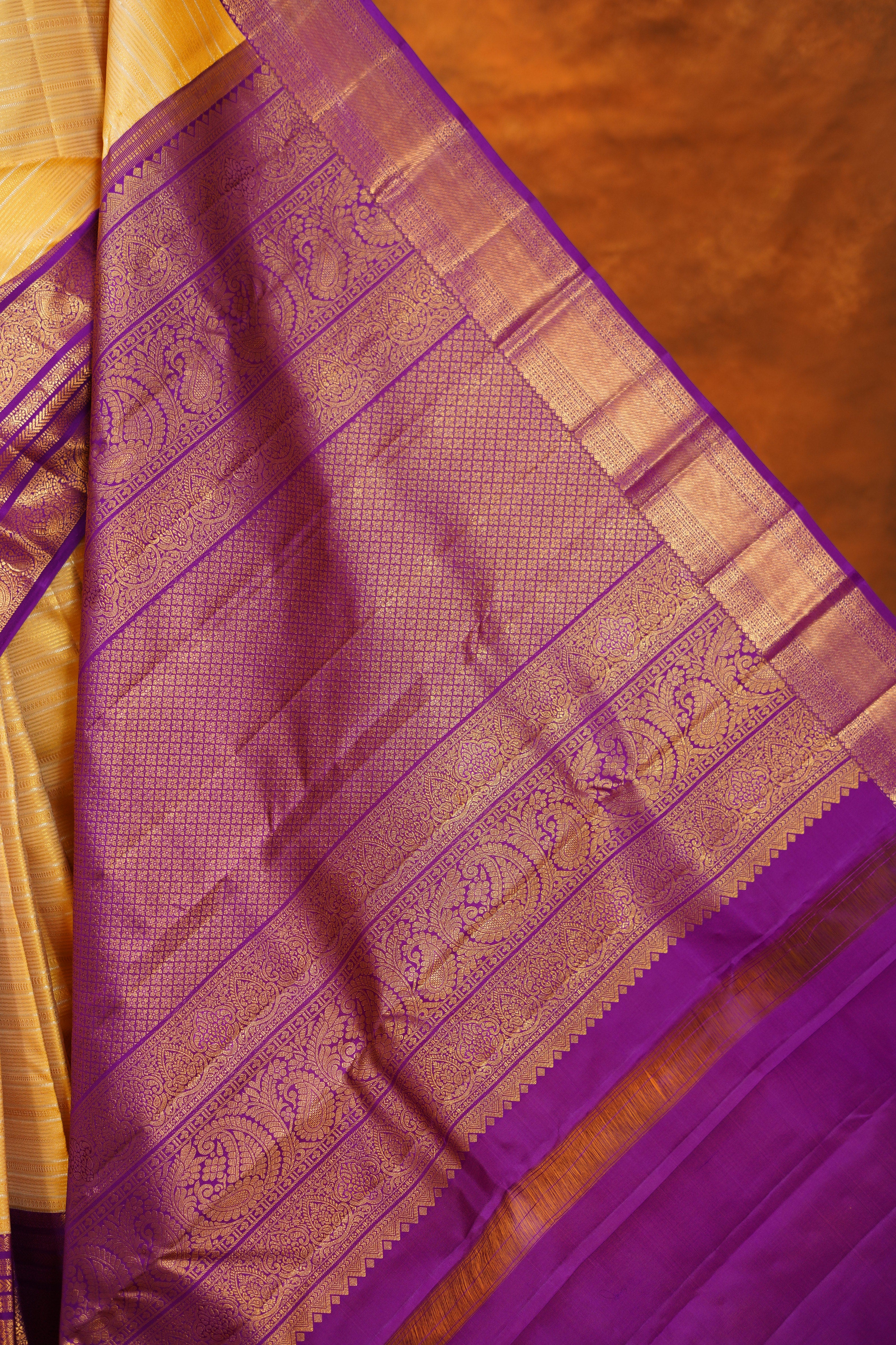 ಬಹುಬಣ್ಣದ ಚೆಕ್‌ಗಳು ಮತ್ತು ನೇರಳೆ ಚಿನ್ನದ ಜರಿ ಅಂಚು ಹೊಂದಿರುವ ಶುದ್ಧ ಕಾಂಜೀವರಂ ರೇಷ್ಮೆ ಸೀರೆ