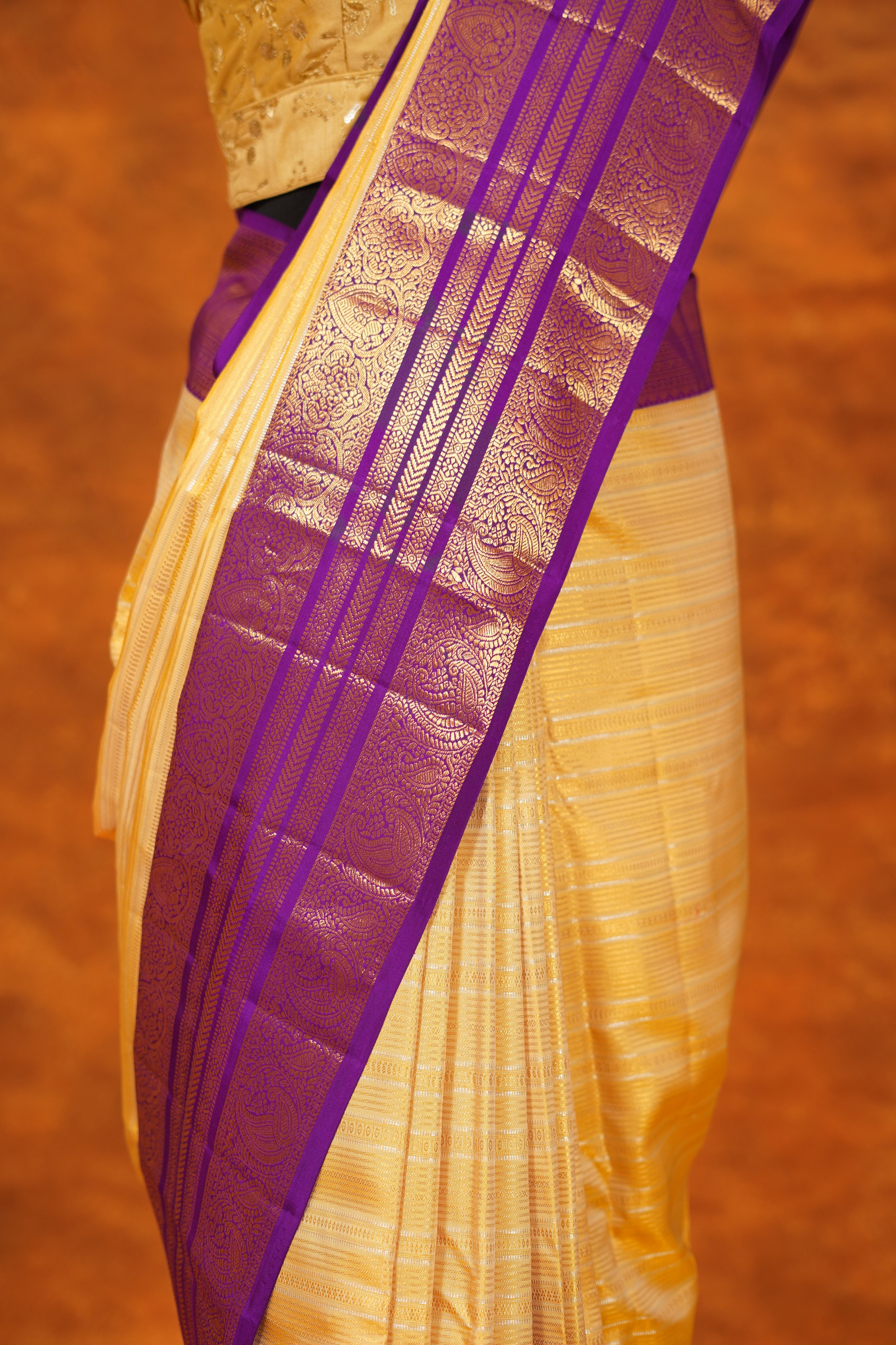 ಬಹುಬಣ್ಣದ ಚೆಕ್‌ಗಳು ಮತ್ತು ನೇರಳೆ ಚಿನ್ನದ ಜರಿ ಅಂಚು ಹೊಂದಿರುವ ಶುದ್ಧ ಕಾಂಜೀವರಂ ರೇಷ್ಮೆ ಸೀರೆ