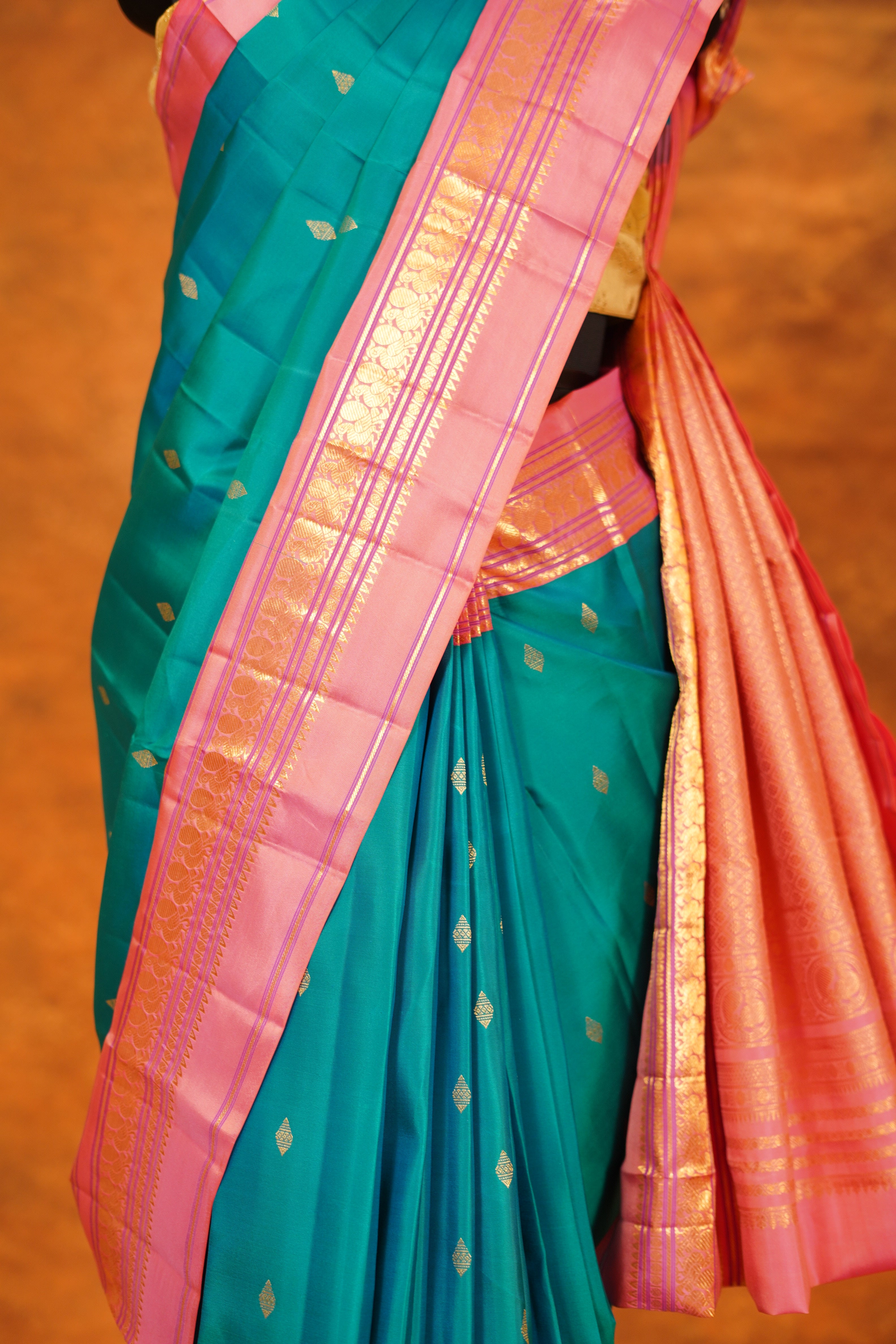 Rama Green Colour Pure Kanjivaram Silk Saree with Light Peach contrast