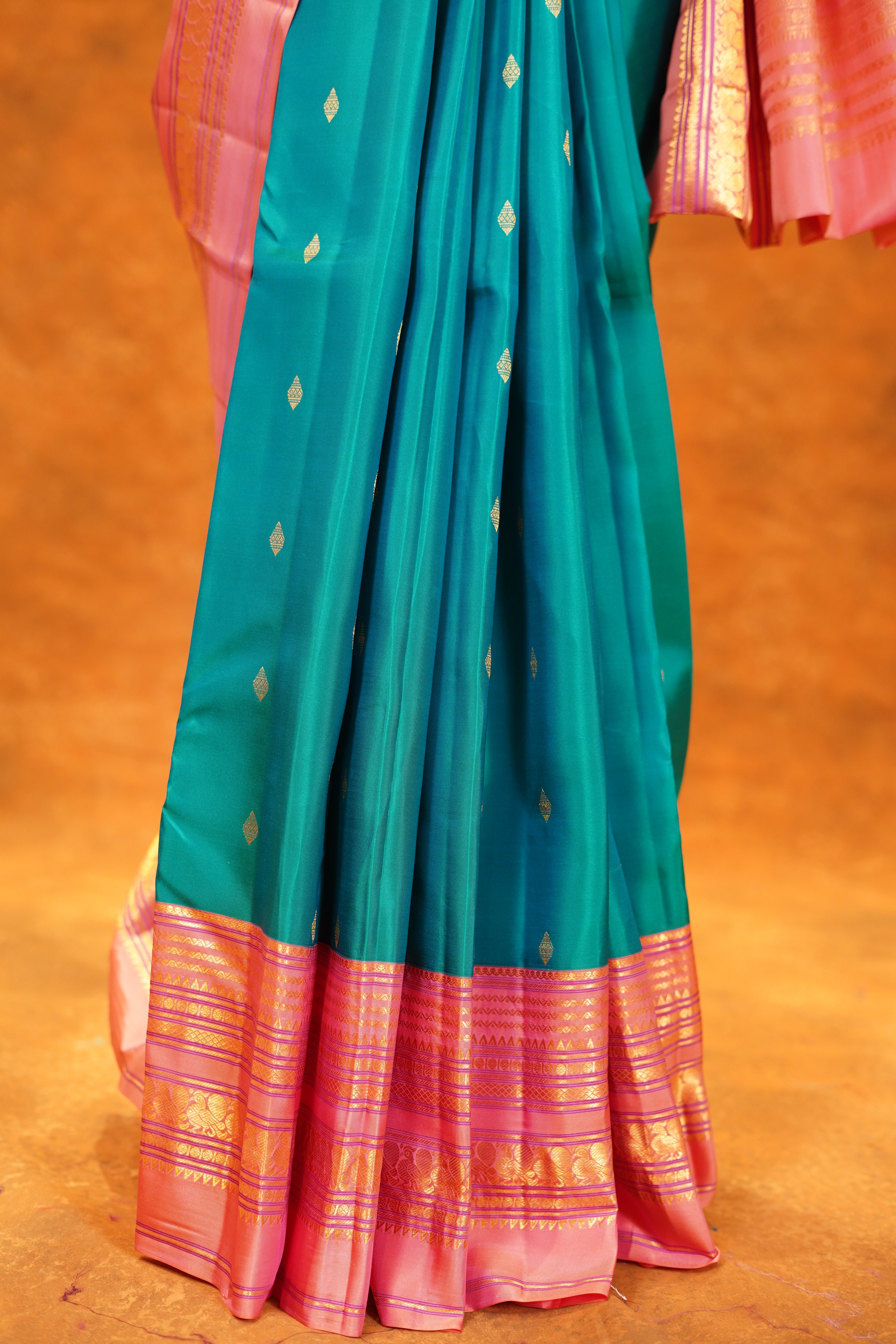 Rama Green Colour Pure Kanjivaram Silk Saree with Light Peach contrast
