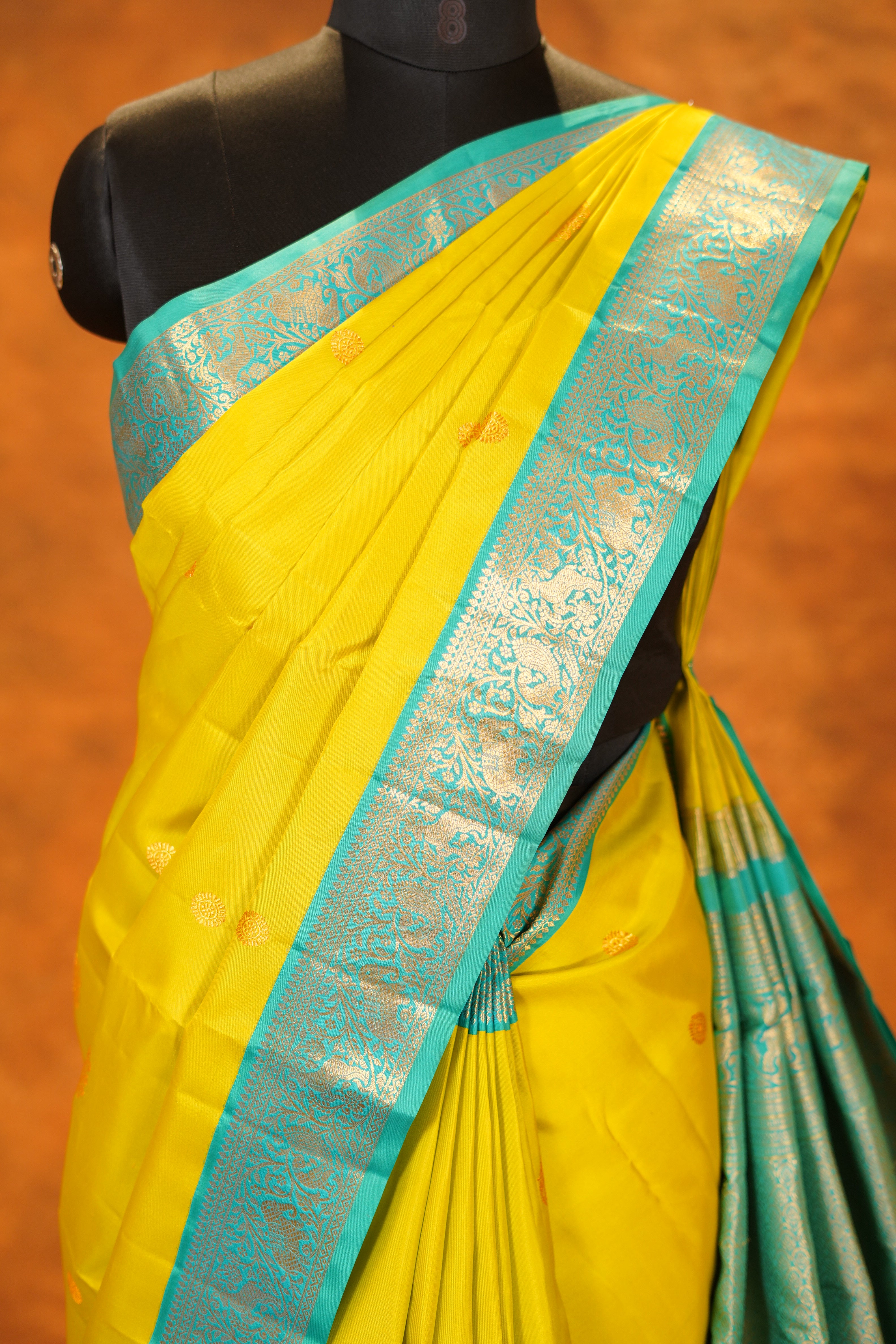 ಬಹುಬಣ್ಣದ ಚೆಕ್‌ಗಳು ಮತ್ತು ನೇರಳೆ ಚಿನ್ನದ ಜರಿ ಅಂಚು ಹೊಂದಿರುವ ಶುದ್ಧ ಕಾಂಜೀವರಂ ರೇಷ್ಮೆ ಸೀರೆ