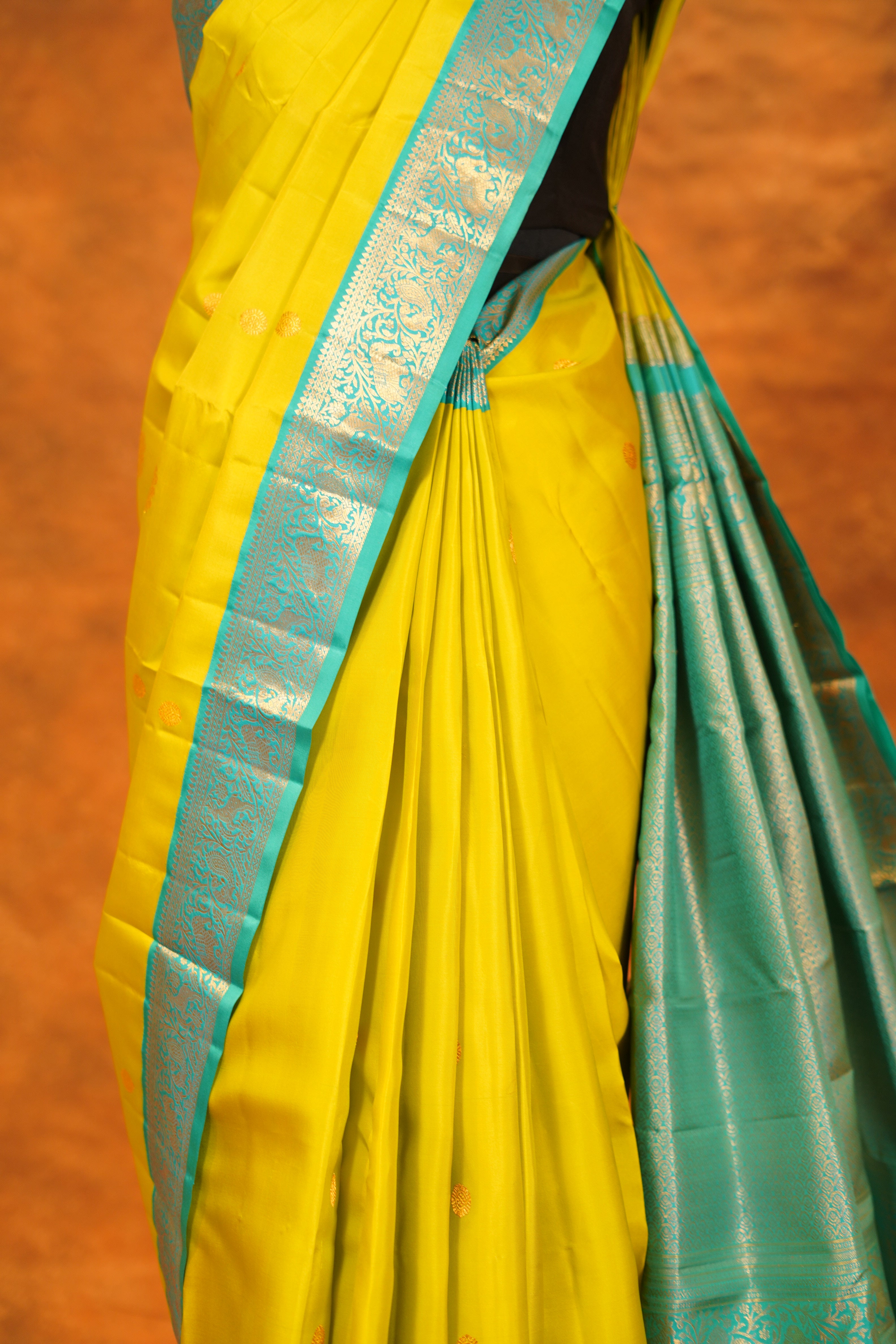 ಬಹುಬಣ್ಣದ ಚೆಕ್‌ಗಳು ಮತ್ತು ನೇರಳೆ ಚಿನ್ನದ ಜರಿ ಅಂಚು ಹೊಂದಿರುವ ಶುದ್ಧ ಕಾಂಜೀವರಂ ರೇಷ್ಮೆ ಸೀರೆ