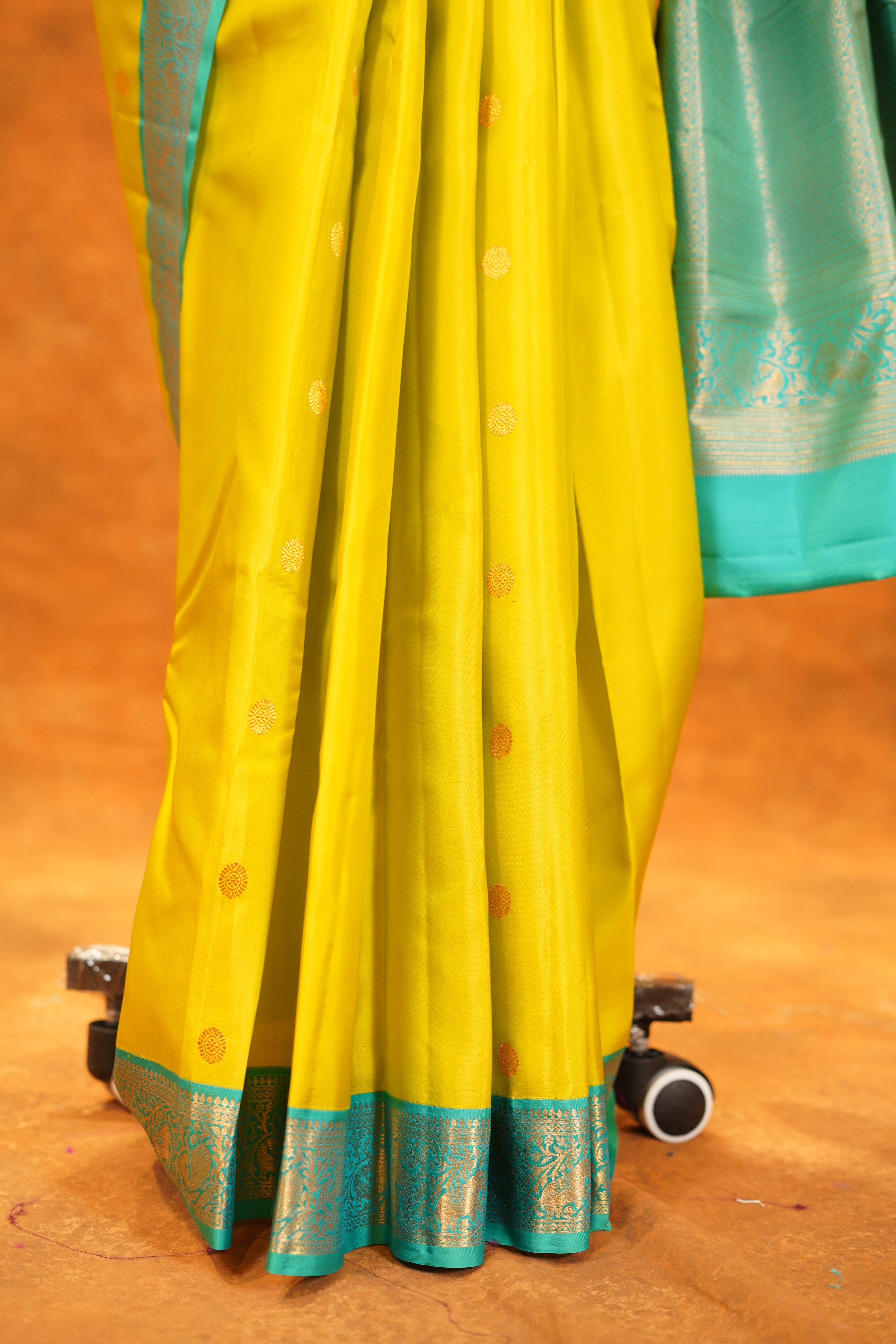ಬಹುಬಣ್ಣದ ಚೆಕ್‌ಗಳು ಮತ್ತು ನೇರಳೆ ಚಿನ್ನದ ಜರಿ ಅಂಚು ಹೊಂದಿರುವ ಶುದ್ಧ ಕಾಂಜೀವರಂ ರೇಷ್ಮೆ ಸೀರೆ