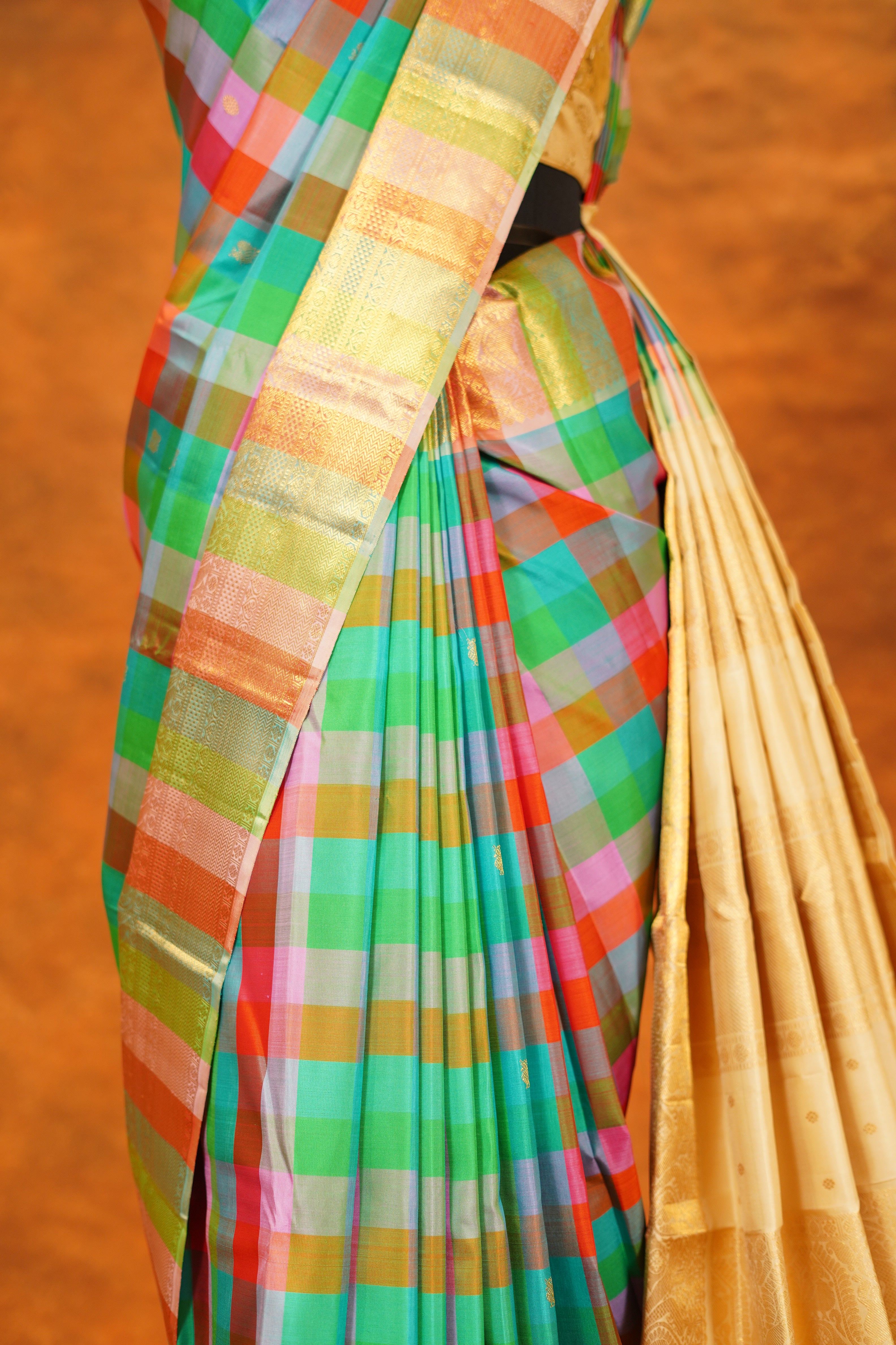 ಬಹುಬಣ್ಣದ ಚೆಕ್‌ಗಳು ಮತ್ತು ನೇರಳೆ ಚಿನ್ನದ ಜರಿ ಅಂಚು ಹೊಂದಿರುವ ಶುದ್ಧ ಕಾಂಜೀವರಂ ರೇಷ್ಮೆ ಸೀರೆ