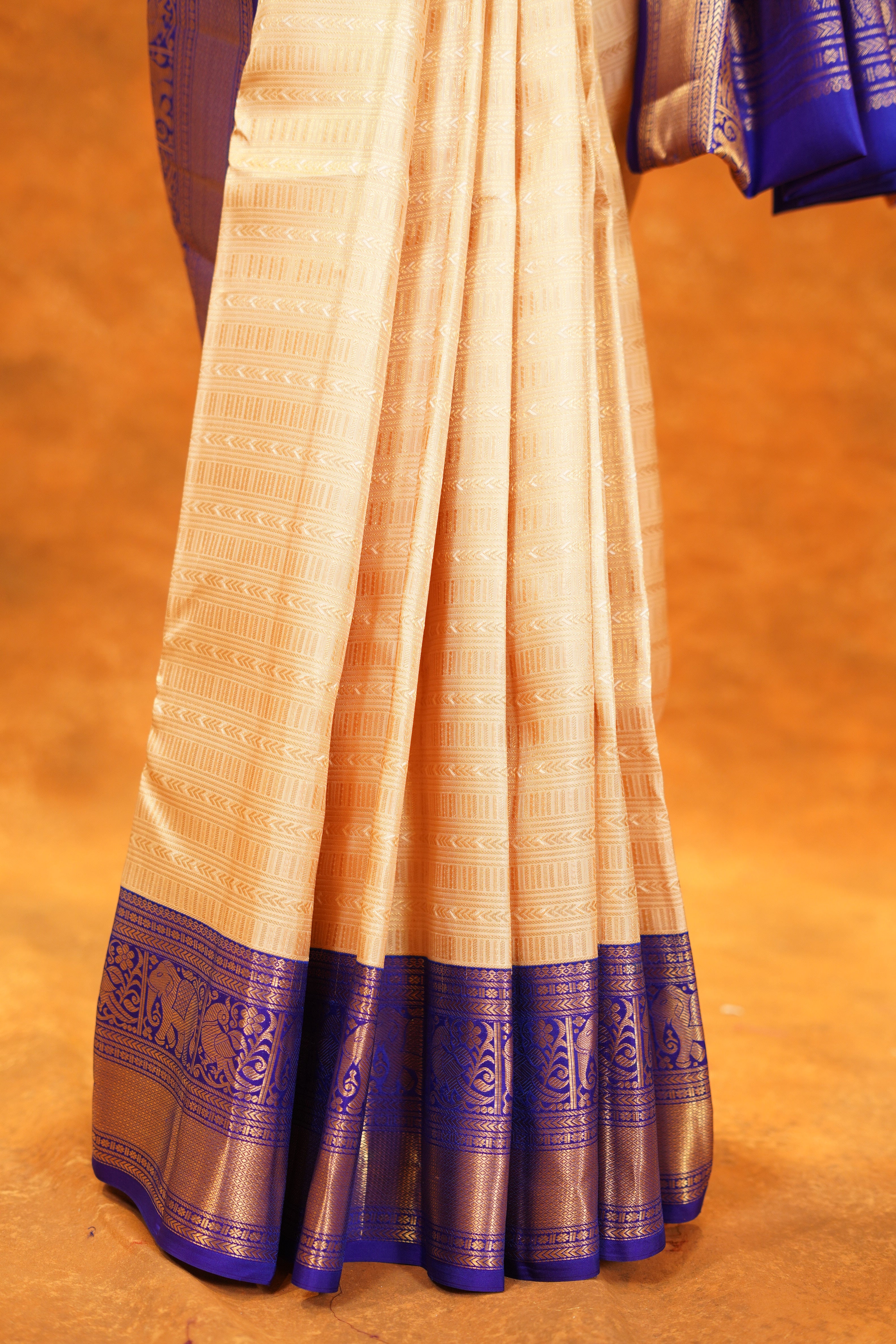 ಬಹುಬಣ್ಣದ ಚೆಕ್‌ಗಳು ಮತ್ತು ನೇರಳೆ ಚಿನ್ನದ ಜರಿ ಅಂಚು ಹೊಂದಿರುವ ಶುದ್ಧ ಕಾಂಜೀವರಂ ರೇಷ್ಮೆ ಸೀರೆ