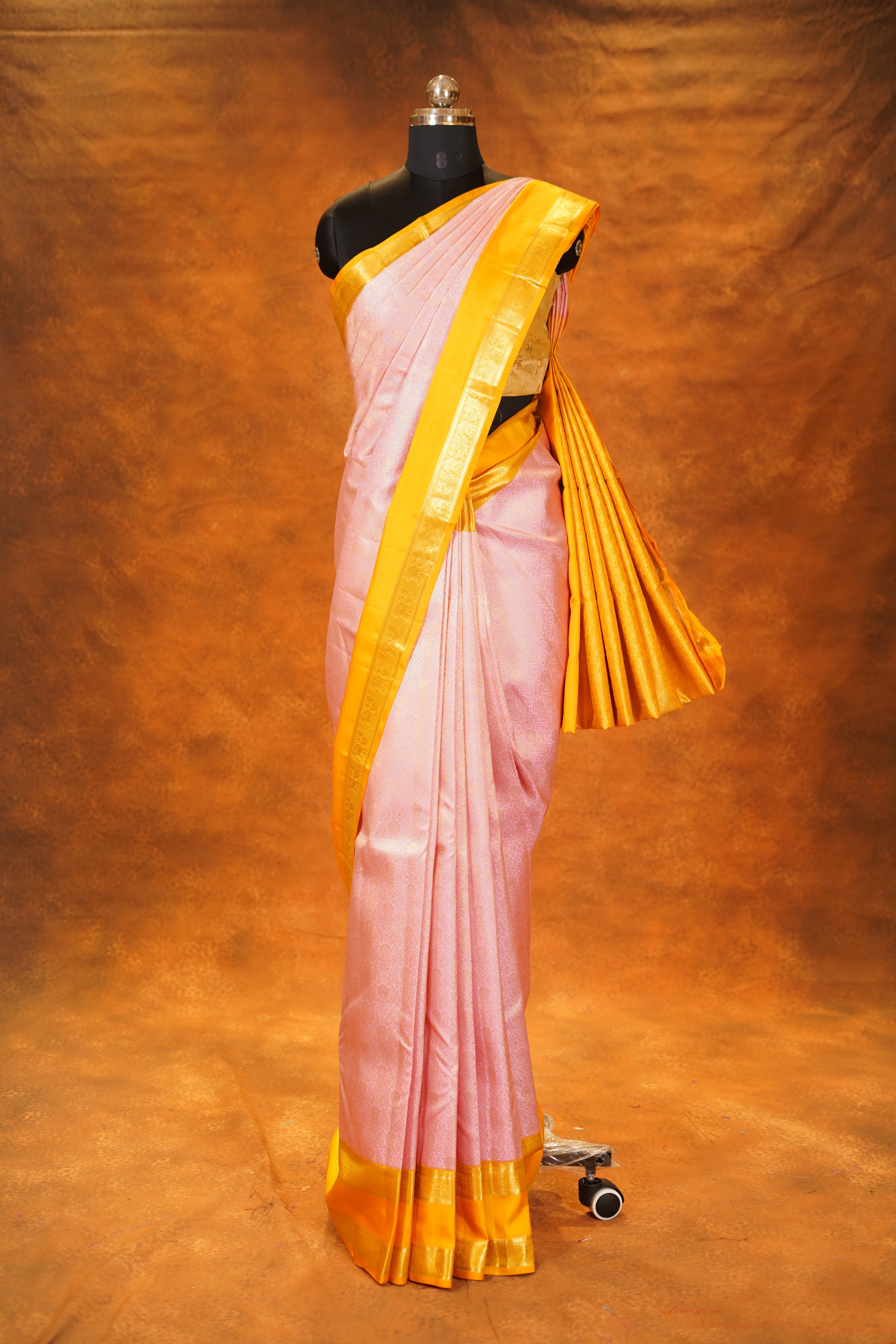 ಬಹುಬಣ್ಣದ ಚೆಕ್‌ಗಳು ಮತ್ತು ನೇರಳೆ ಚಿನ್ನದ ಜರಿ ಅಂಚು ಹೊಂದಿರುವ ಶುದ್ಧ ಕಾಂಜೀವರಂ ರೇಷ್ಮೆ ಸೀರೆ