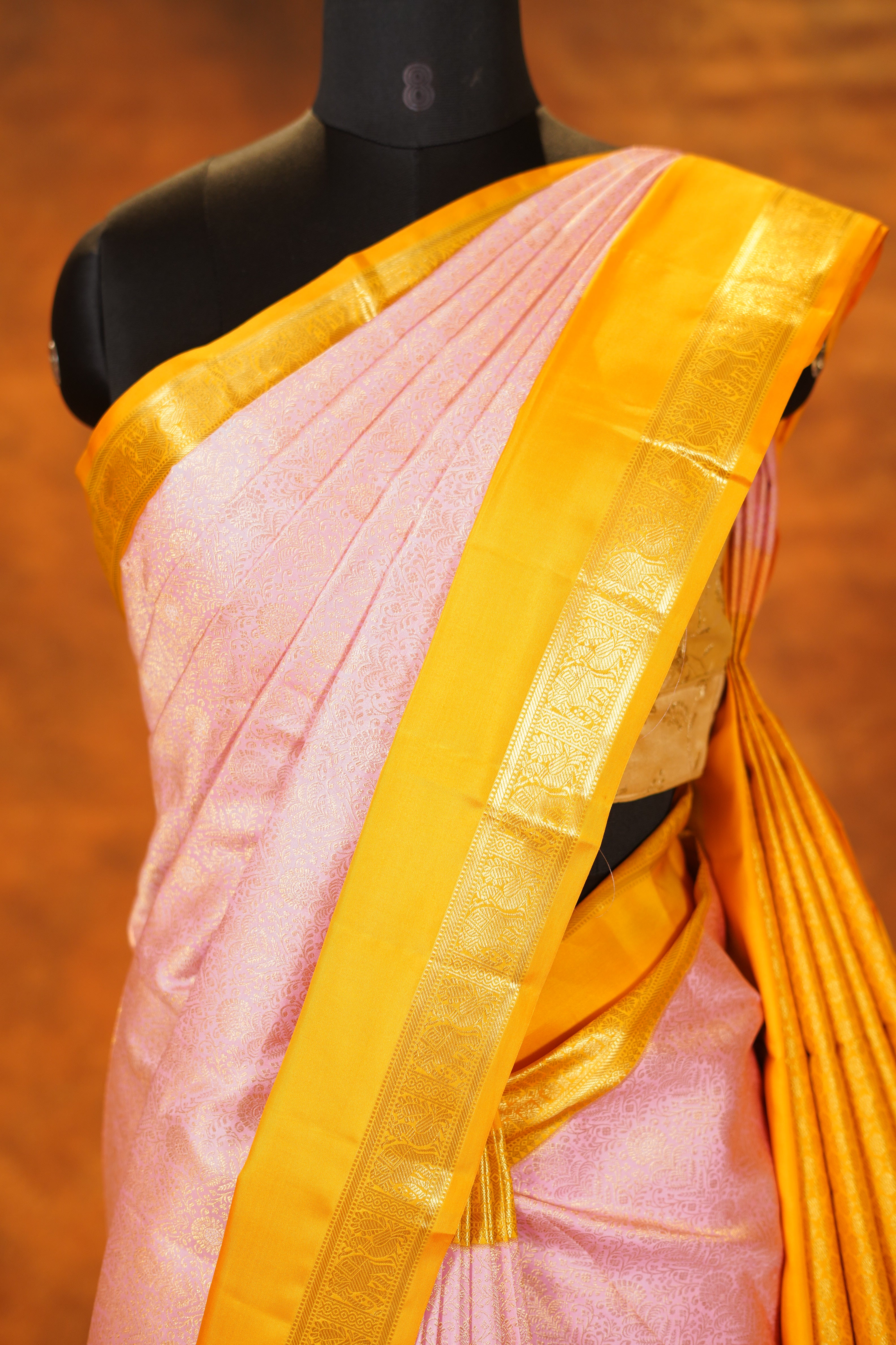 ಬಹುಬಣ್ಣದ ಚೆಕ್‌ಗಳು ಮತ್ತು ನೇರಳೆ ಚಿನ್ನದ ಜರಿ ಅಂಚು ಹೊಂದಿರುವ ಶುದ್ಧ ಕಾಂಜೀವರಂ ರೇಷ್ಮೆ ಸೀರೆ