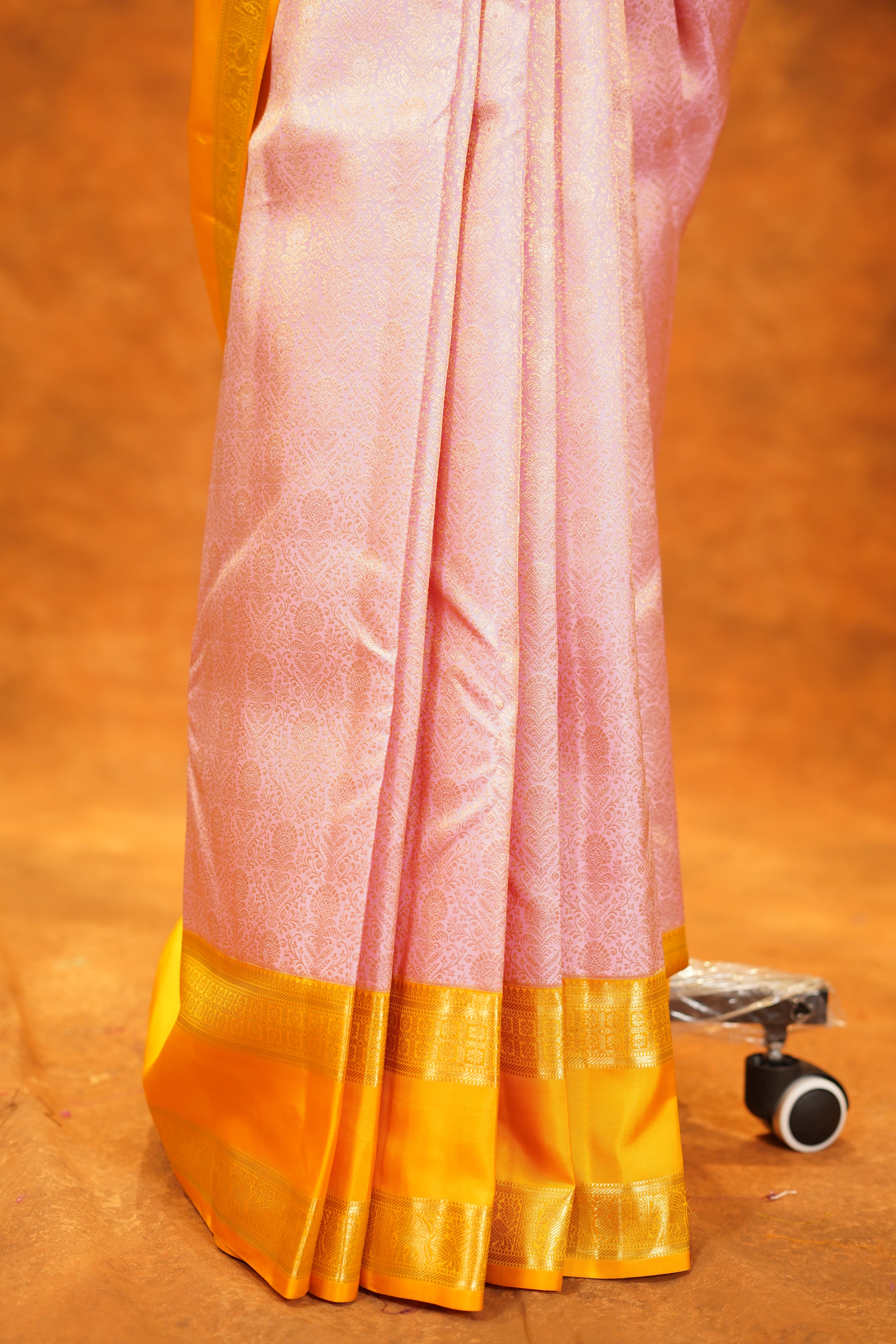 ಬಹುಬಣ್ಣದ ಚೆಕ್‌ಗಳು ಮತ್ತು ನೇರಳೆ ಚಿನ್ನದ ಜರಿ ಅಂಚು ಹೊಂದಿರುವ ಶುದ್ಧ ಕಾಂಜೀವರಂ ರೇಷ್ಮೆ ಸೀರೆ