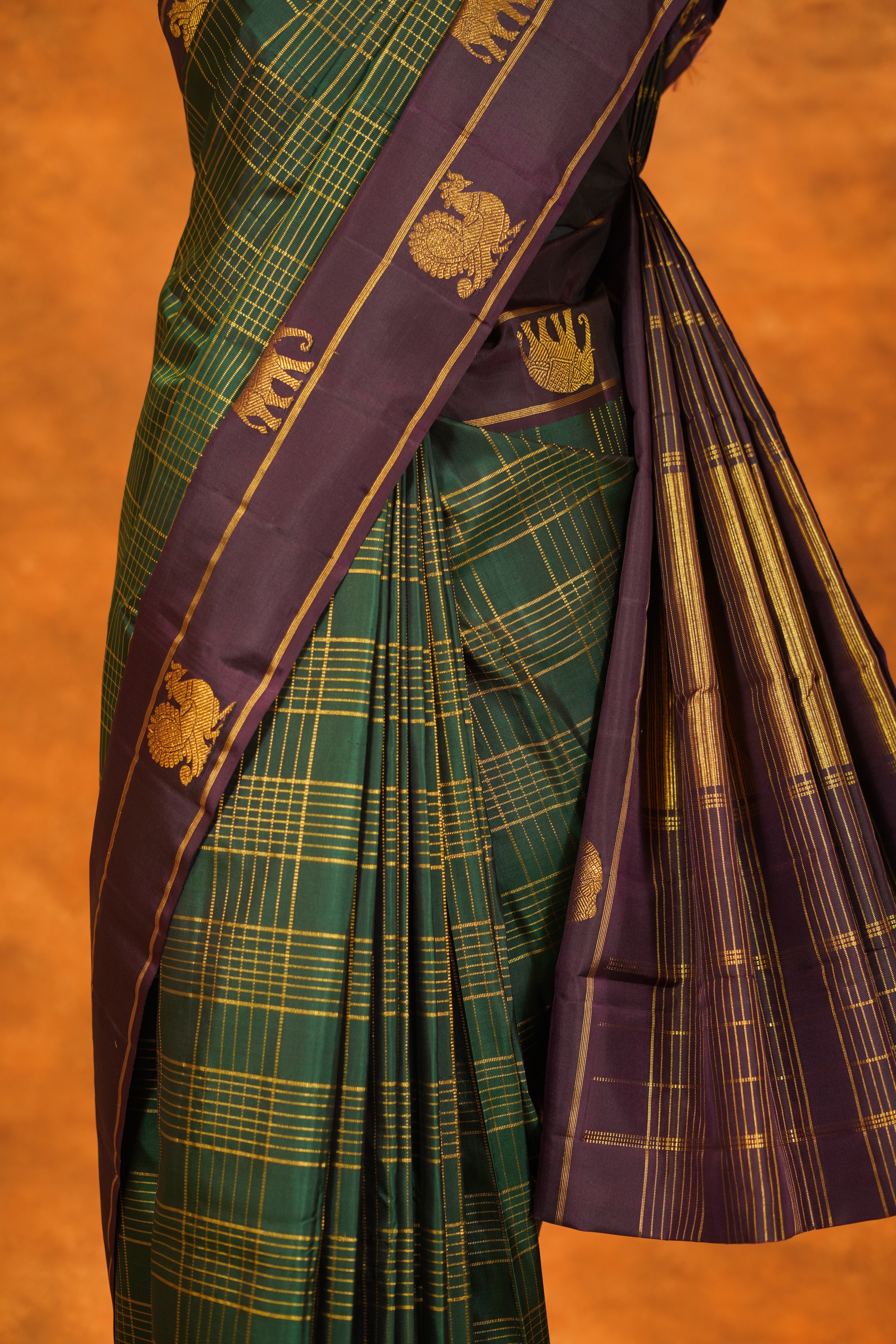 ಬಹುಬಣ್ಣದ ಚೆಕ್‌ಗಳು ಮತ್ತು ನೇರಳೆ ಚಿನ್ನದ ಜರಿ ಅಂಚು ಹೊಂದಿರುವ ಶುದ್ಧ ಕಾಂಜೀವರಂ ರೇಷ್ಮೆ ಸೀರೆ