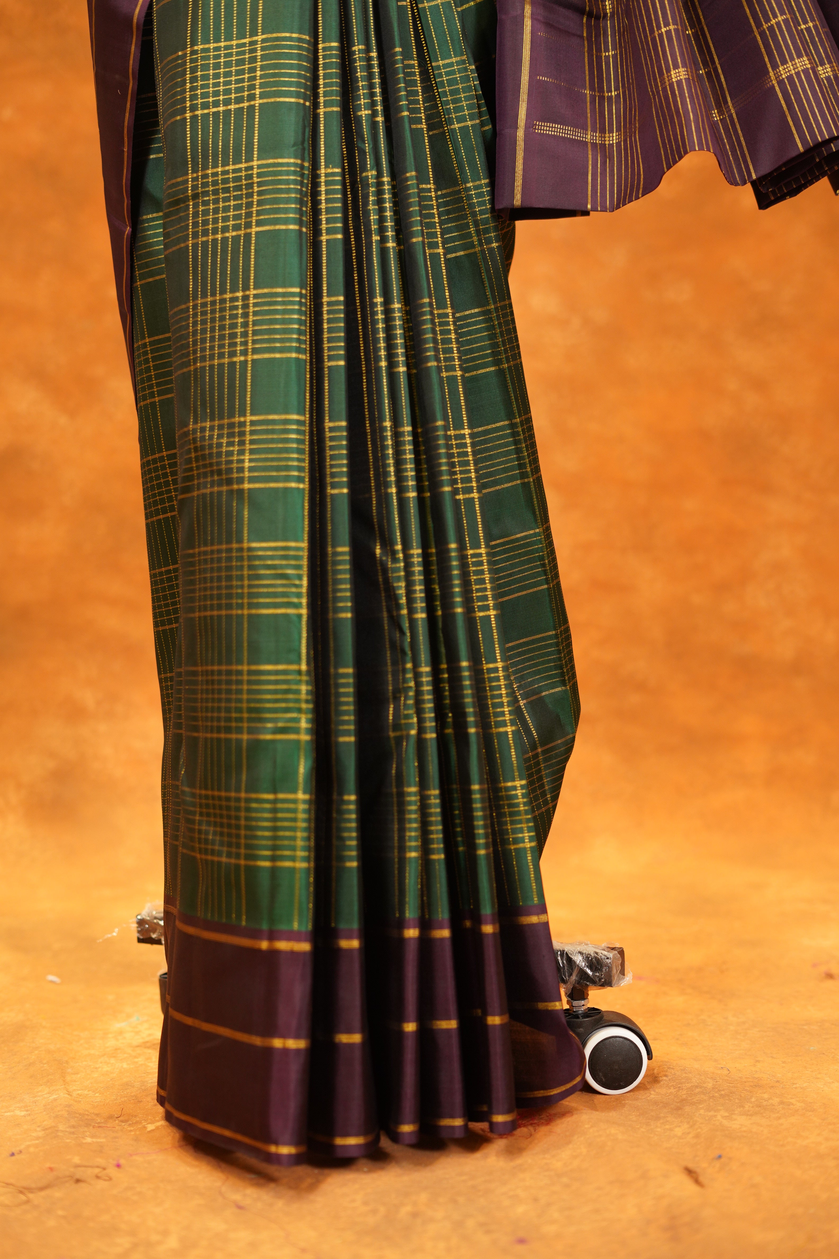 ಬಹುಬಣ್ಣದ ಚೆಕ್‌ಗಳು ಮತ್ತು ನೇರಳೆ ಚಿನ್ನದ ಜರಿ ಅಂಚು ಹೊಂದಿರುವ ಶುದ್ಧ ಕಾಂಜೀವರಂ ರೇಷ್ಮೆ ಸೀರೆ